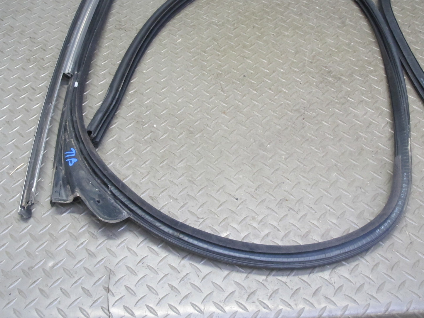 01-06 BMW E46 330ci Convertible Windshield TOP Weatherstrip Rubber Seal OEM