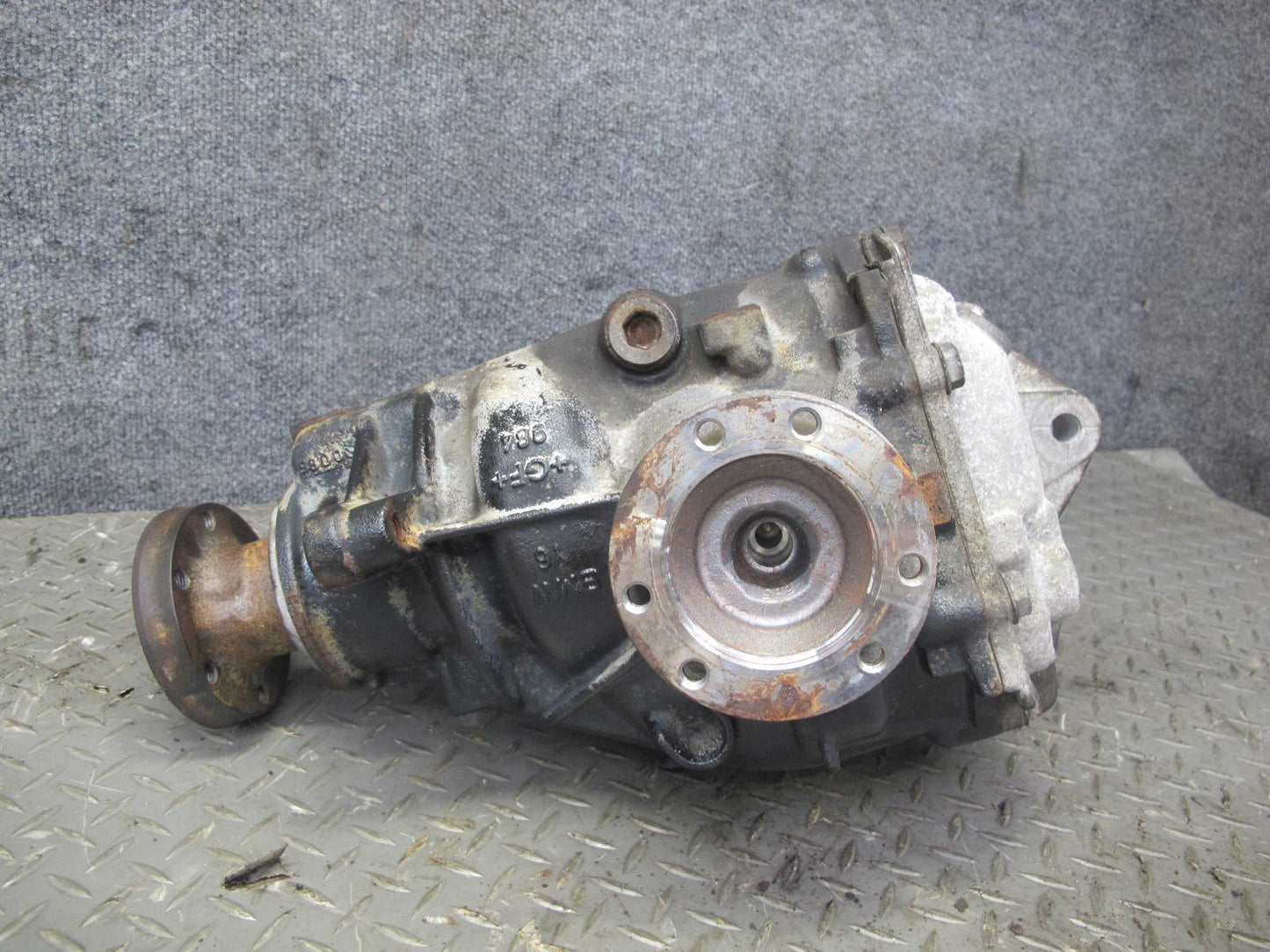 01-06 BMW E46 330i 330CI M/T Manual Rear Differential Carrier 3.07 Ratio OEM