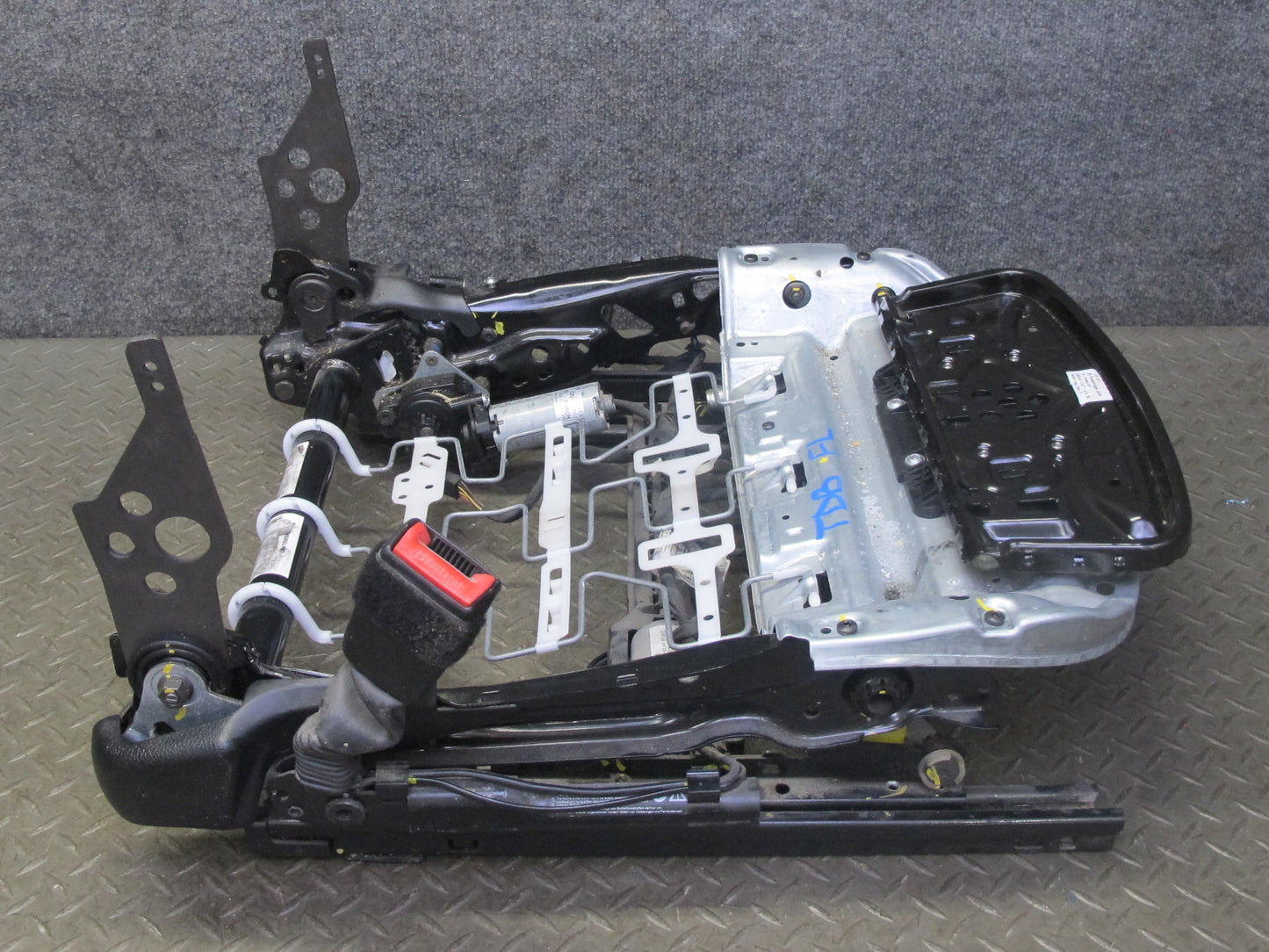 12-16 BMW F30 F31 335ix 3-SERIES Front Left Seat Lower Frame Rail Track OEM