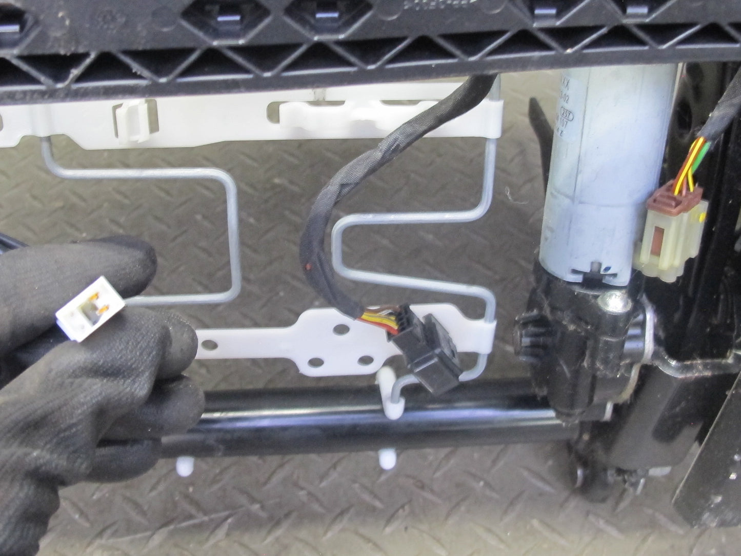 12-16 BMW F30 F31 335ix 3-SERIES Front Left Seat Lower Frame Rail Track OEM