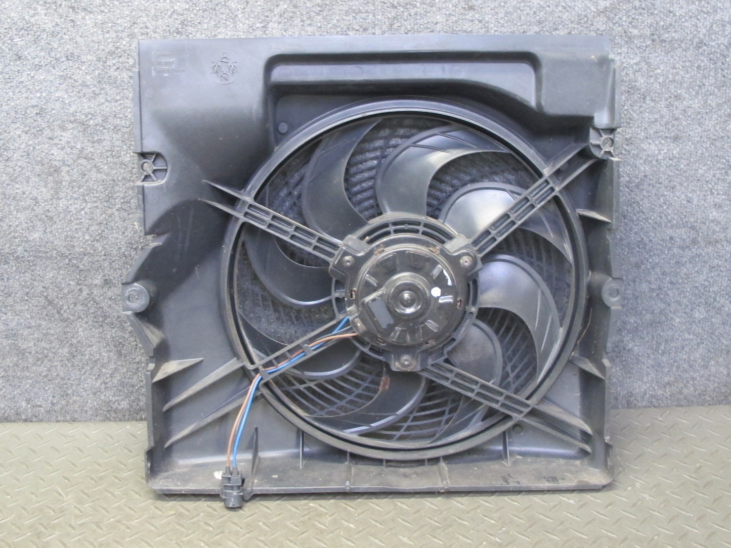 96-99 BMW E36/7 Z3 M44 M52 Engine Cooling Pusher Fan Motor w Shroud 8397474 OEM
