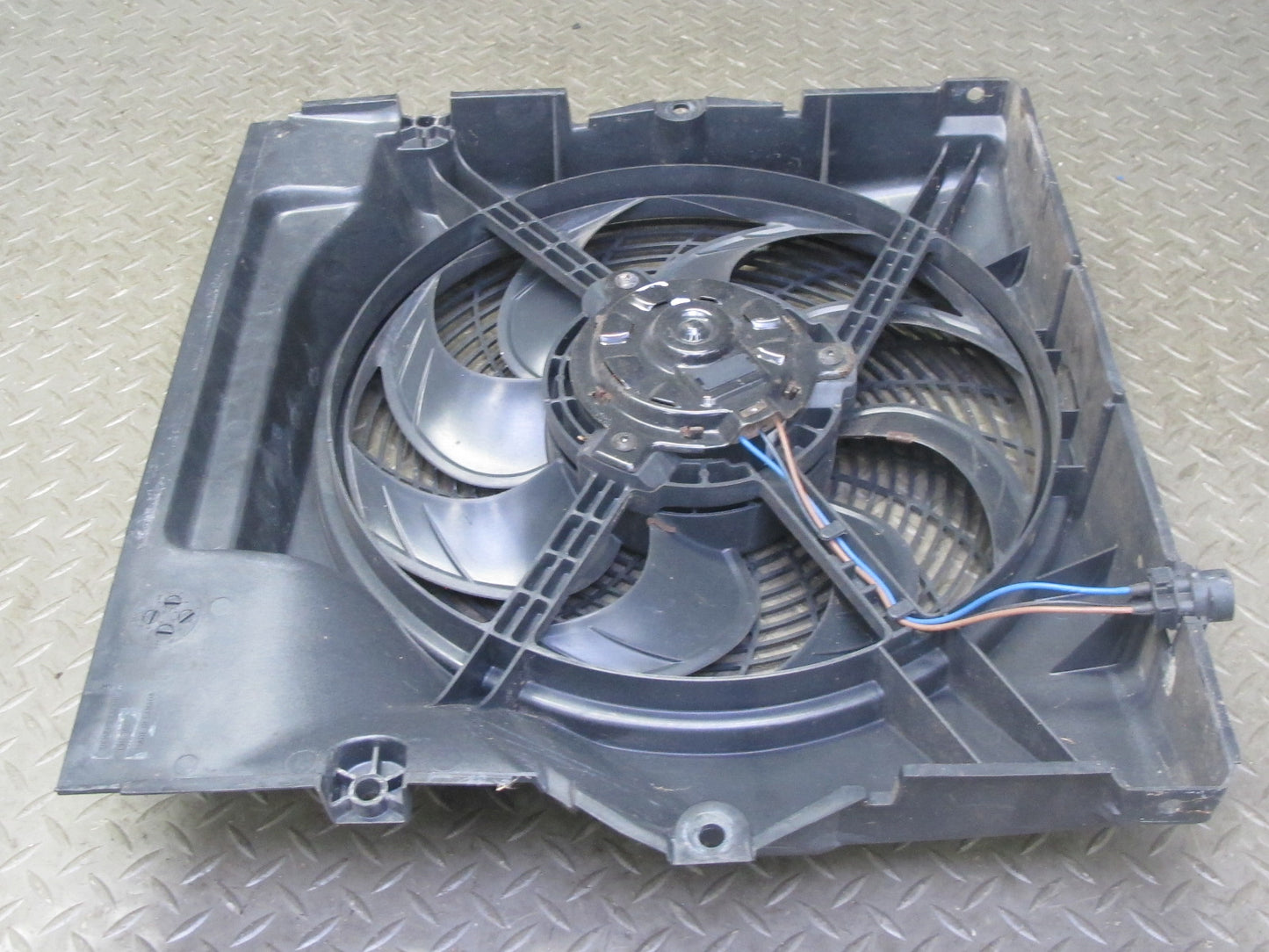 96-99 BMW E36/7 Z3 M44 M52 Engine Cooling Pusher Fan Motor w Shroud 8397474 OEM