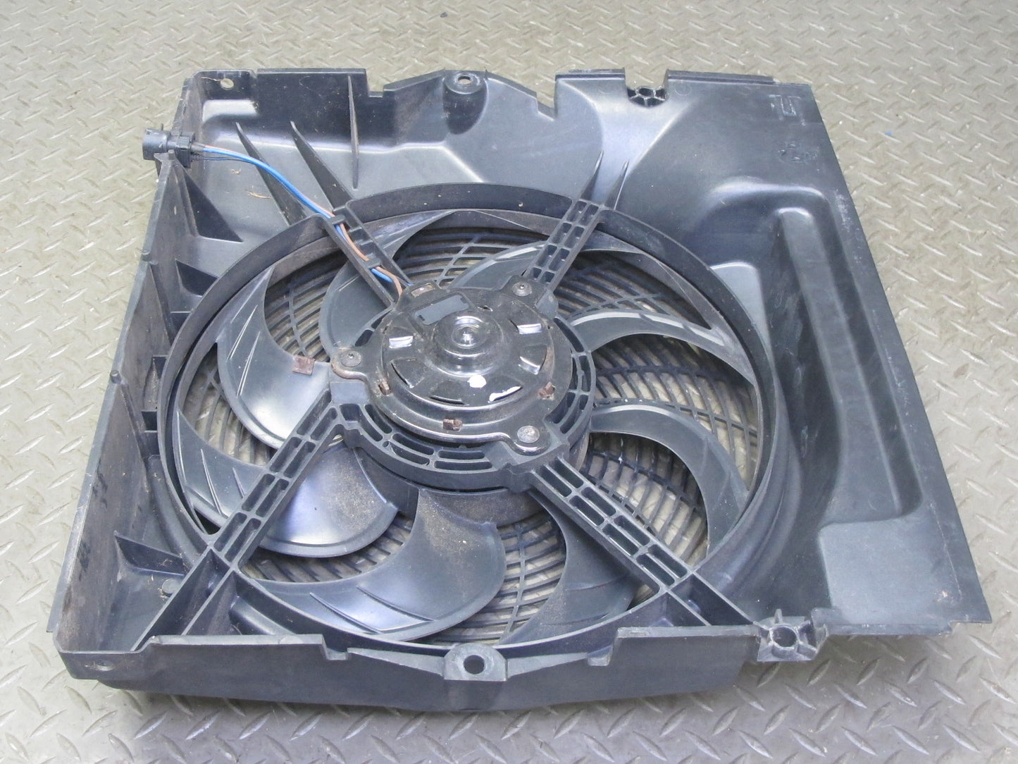 96-99 BMW E36/7 Z3 M44 M52 Engine Cooling Pusher Fan Motor w Shroud 8397474 OEM
