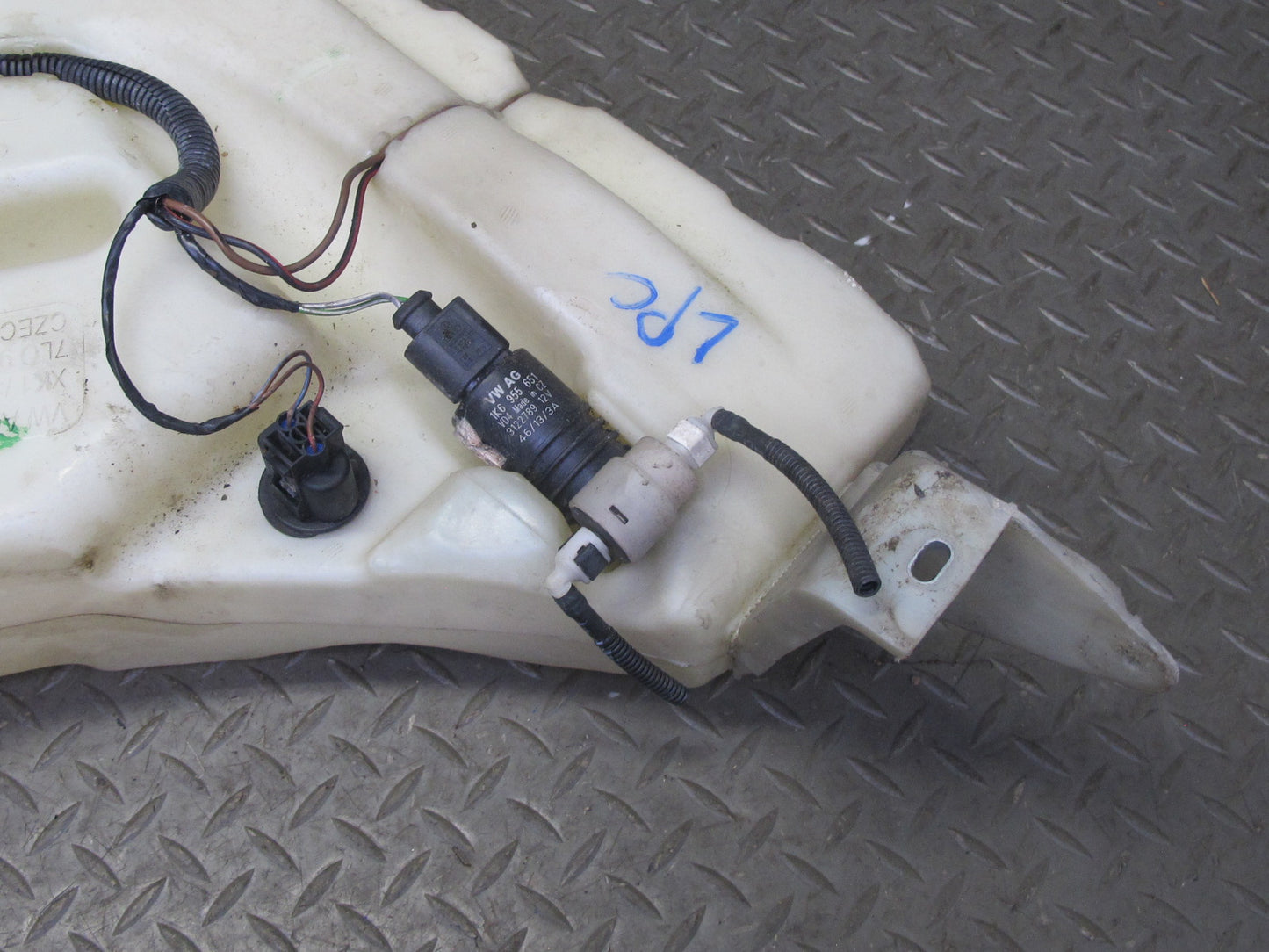 2003-2010 Porsche Cayenne 955 957 Windshield Washer Fluid Reservoir Tank w Pump