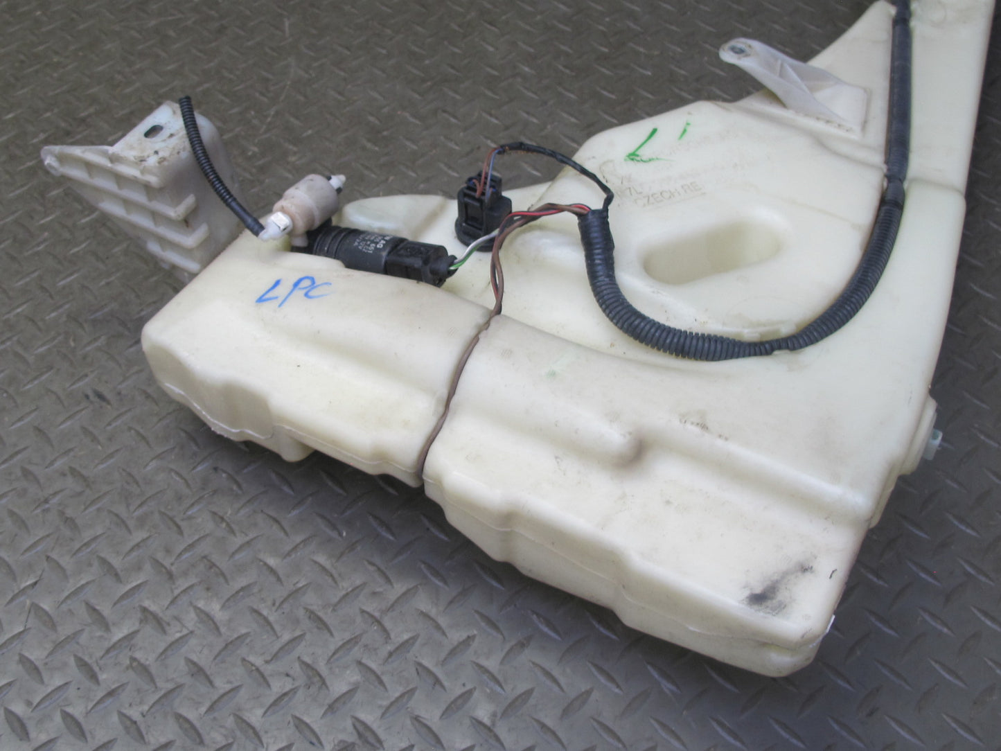 2003-2010 Porsche Cayenne 955 957 Windshield Washer Fluid Reservoir Tank w Pump