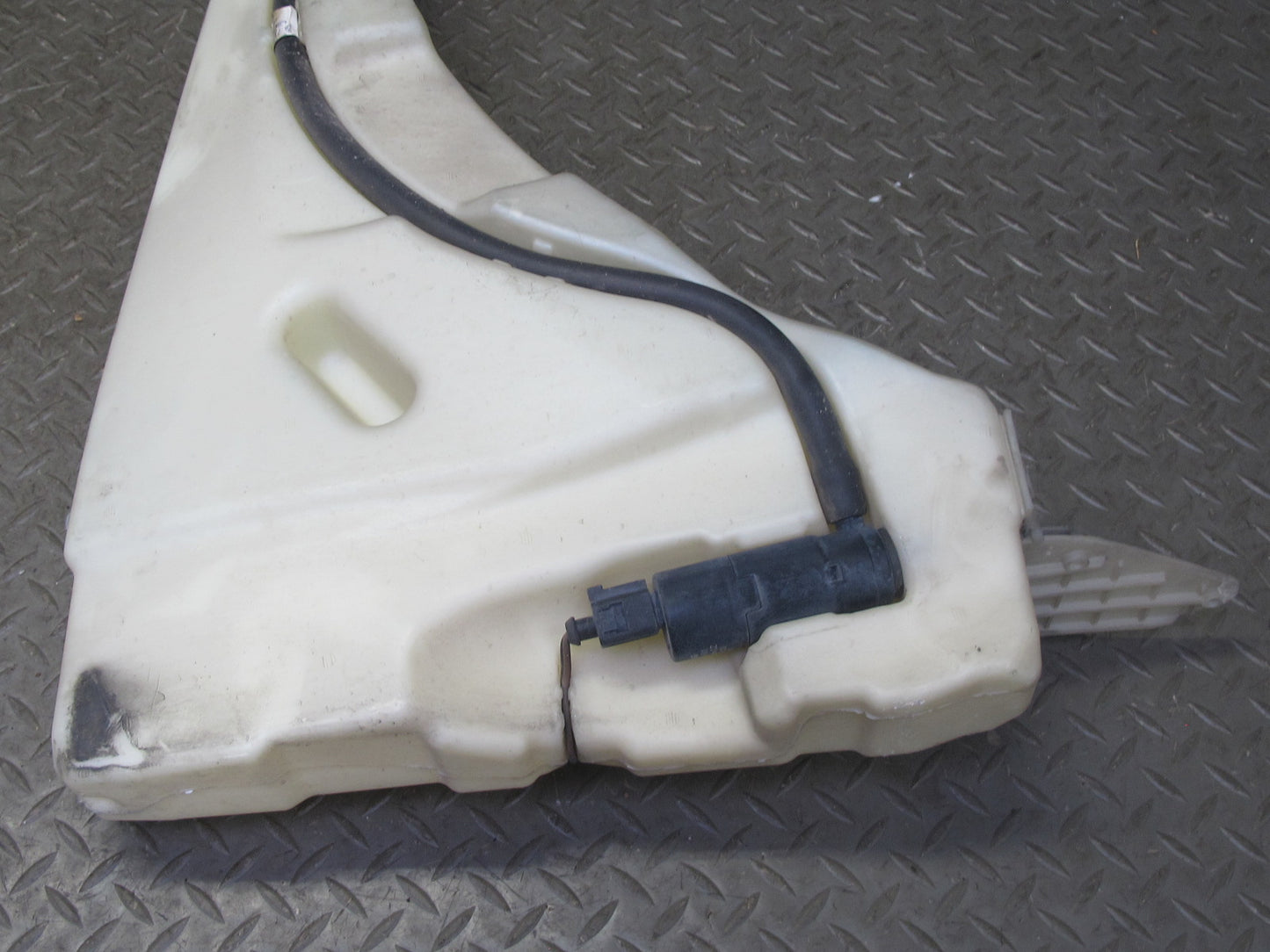 2003-2010 Porsche Cayenne 955 957 Windshield Washer Fluid Reservoir Tank w Pump