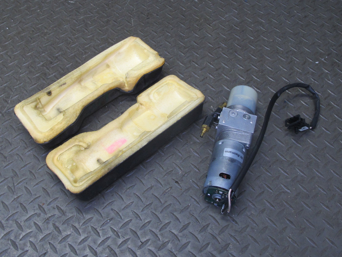 2008-2010 Porsche Cayenne 957 Rear Tailgate Trunk Lid Hydraulic Pump Motor