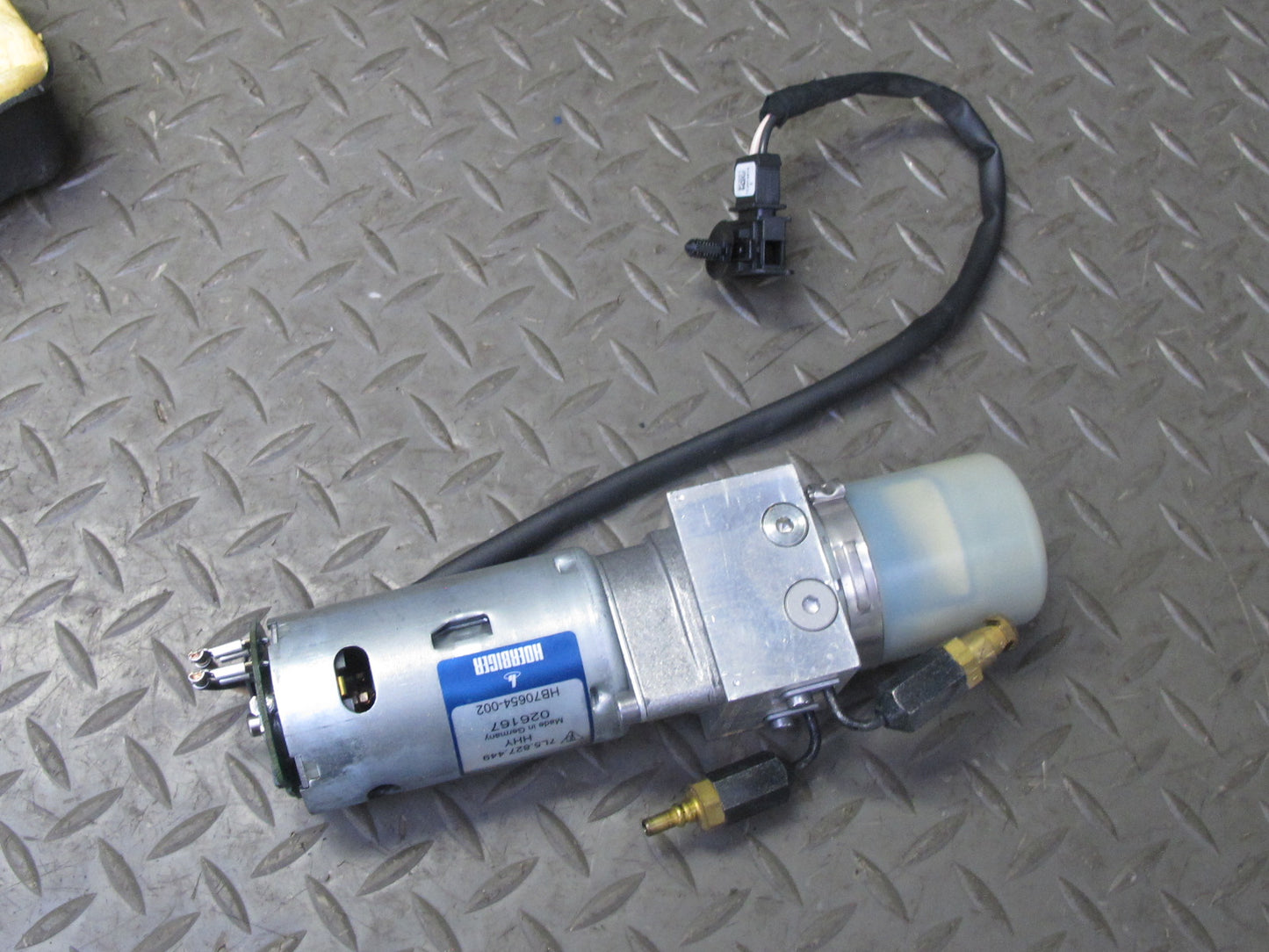 2008-2010 Porsche Cayenne 957 Rear Tailgate Trunk Lid Hydraulic Pump Motor