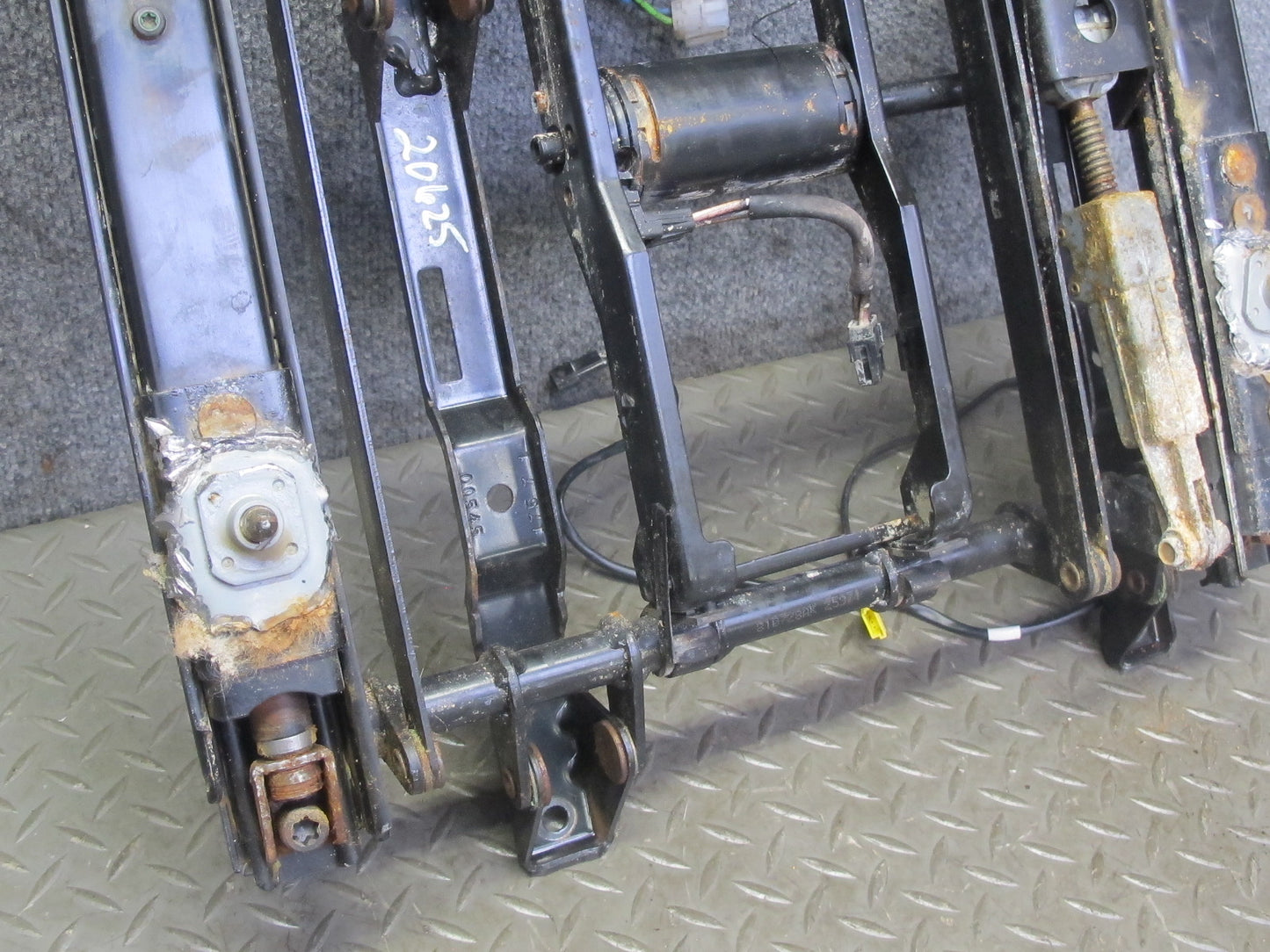 98-02 BMW E36/7 Z3 Front Right Seat Lower Frame Track Rail w Motor OEM