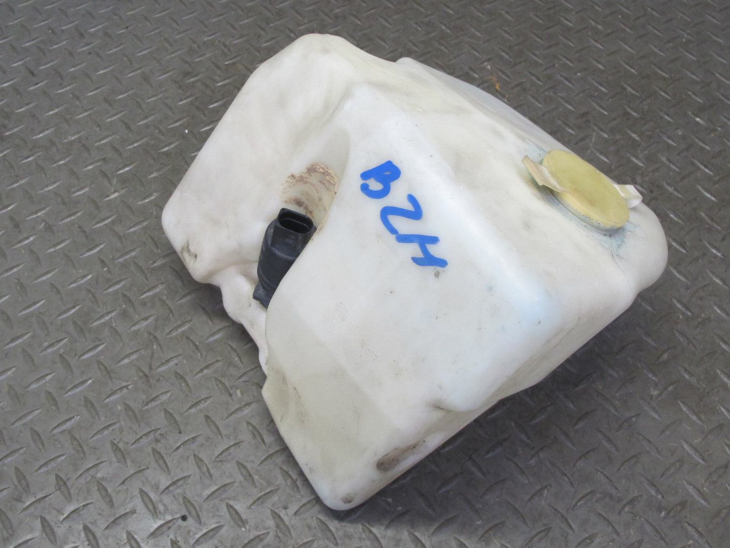 98-02 BMW E36/7 Z3 Windshied Washer Fluid Reservoir Tank w Pump OEM