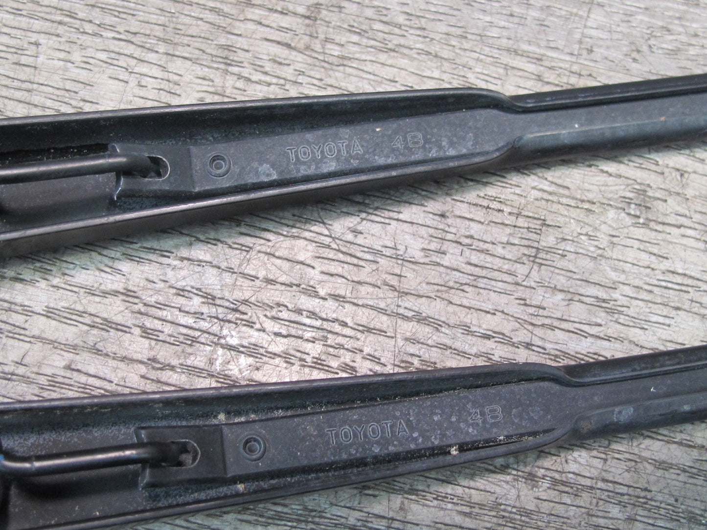 00-05 Toyota MR2 Spyder ZZW30L Set of 2 Front Left & Right Wiper Arm OEM