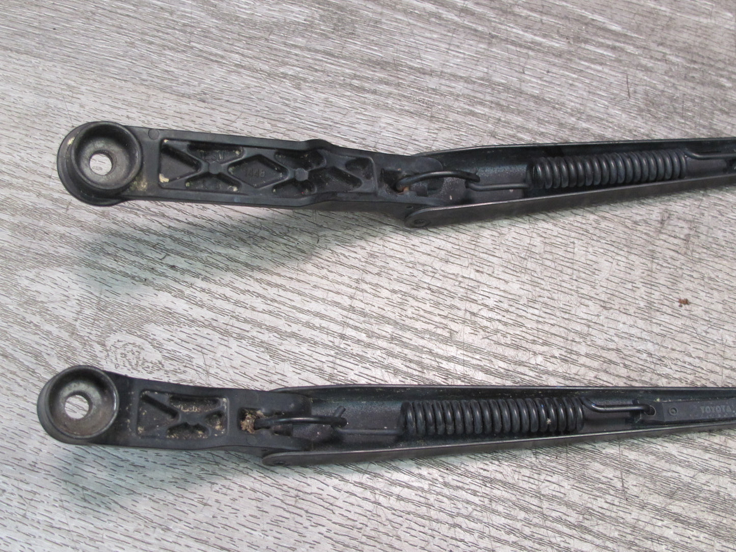 00-05 Toyota MR2 Spyder ZZW30L Set of 2 Front Left & Right Wiper Arm OEM