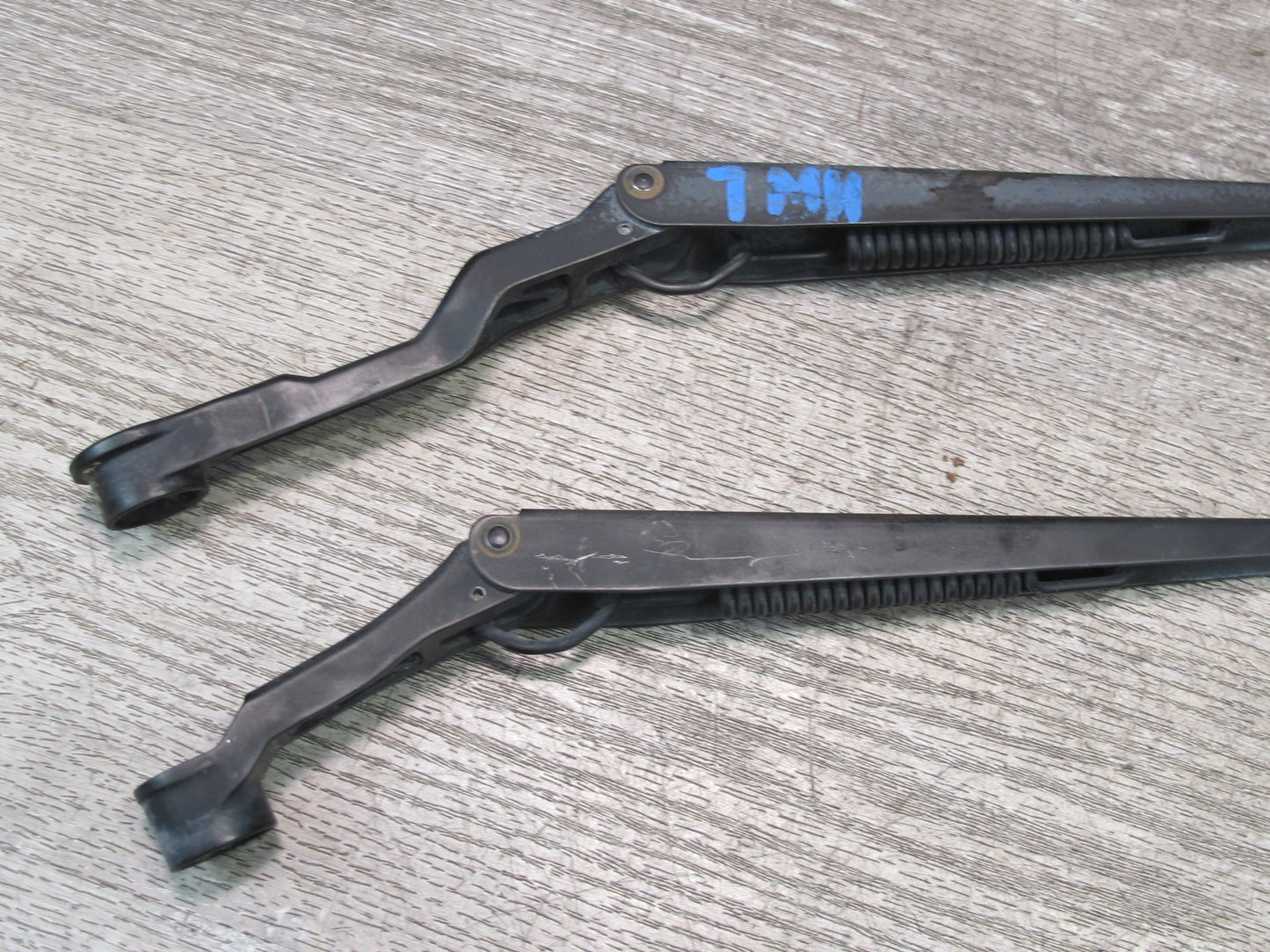 00-05 Toyota MR2 Spyder ZZW30L Set of 2 Front Left & Right Wiper Arm OEM