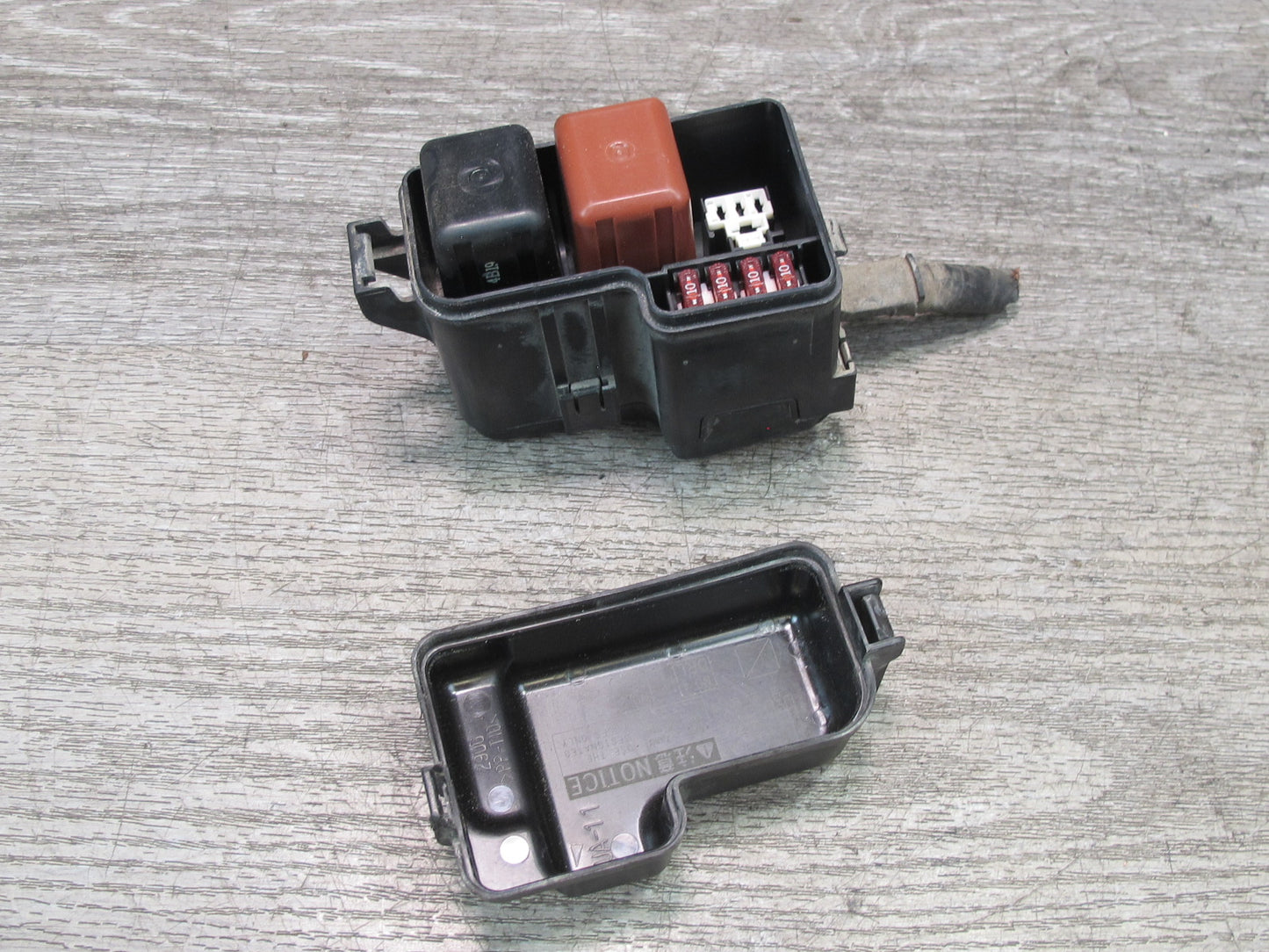 00-05 Toyota MR2 Spyder Front Right Luggage Compartment DRL Fuse Relay Box OEM
