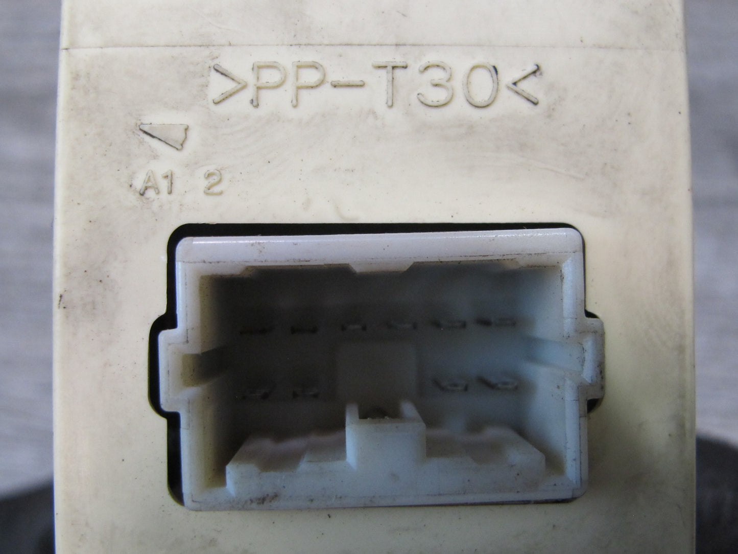 99-01 Isuzu Vehicross Front Right Passenger Door Lock Unlock Window Switch OEM