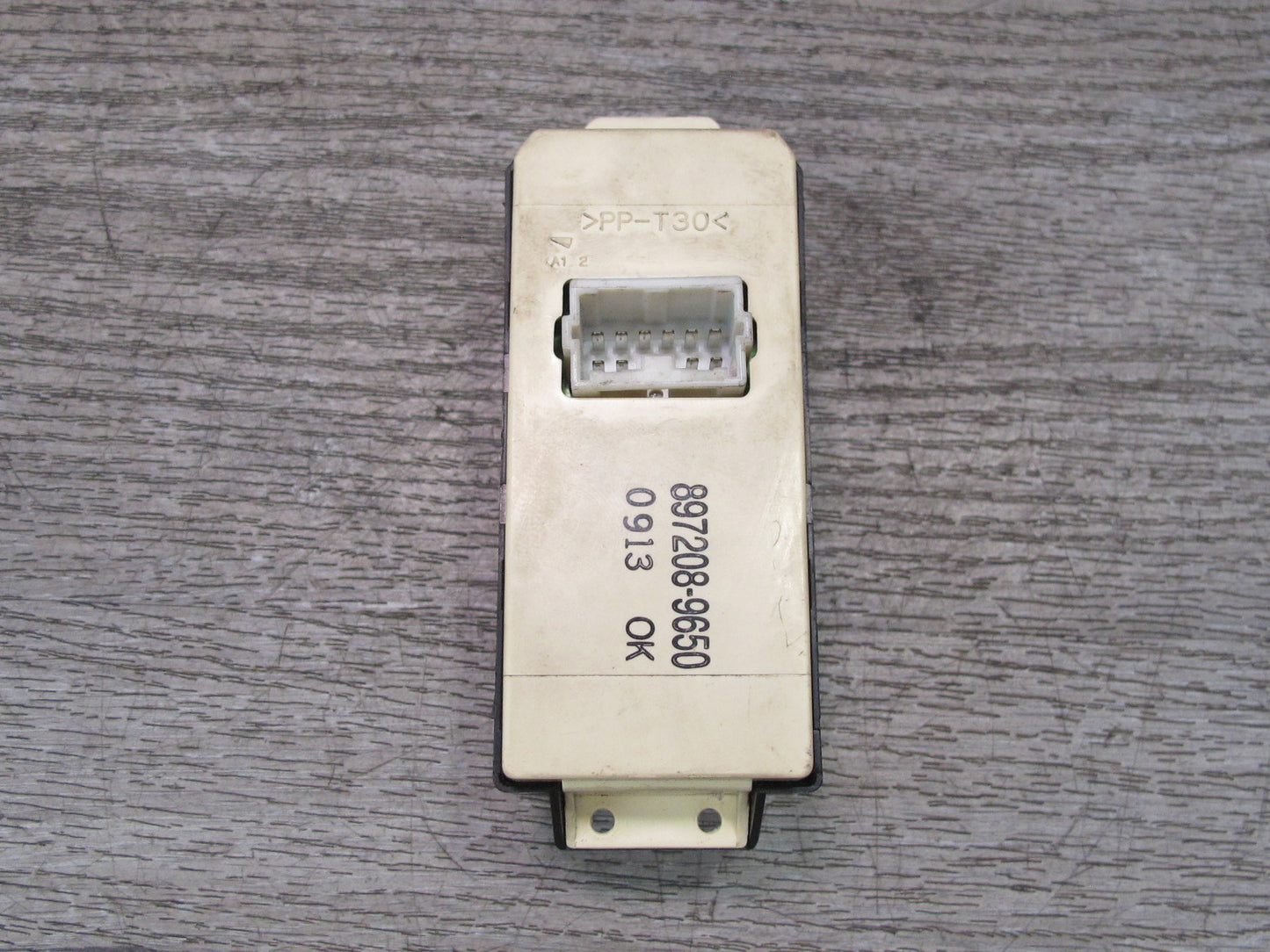 99-01 Isuzu Vehicross Front Right Passenger Door Lock Unlock Window Switch OEM