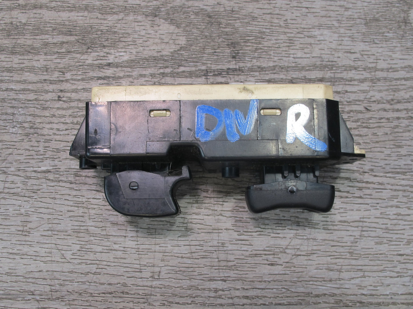 99-01 Isuzu Vehicross Front Right Passenger Door Lock Unlock Window Switch OEM