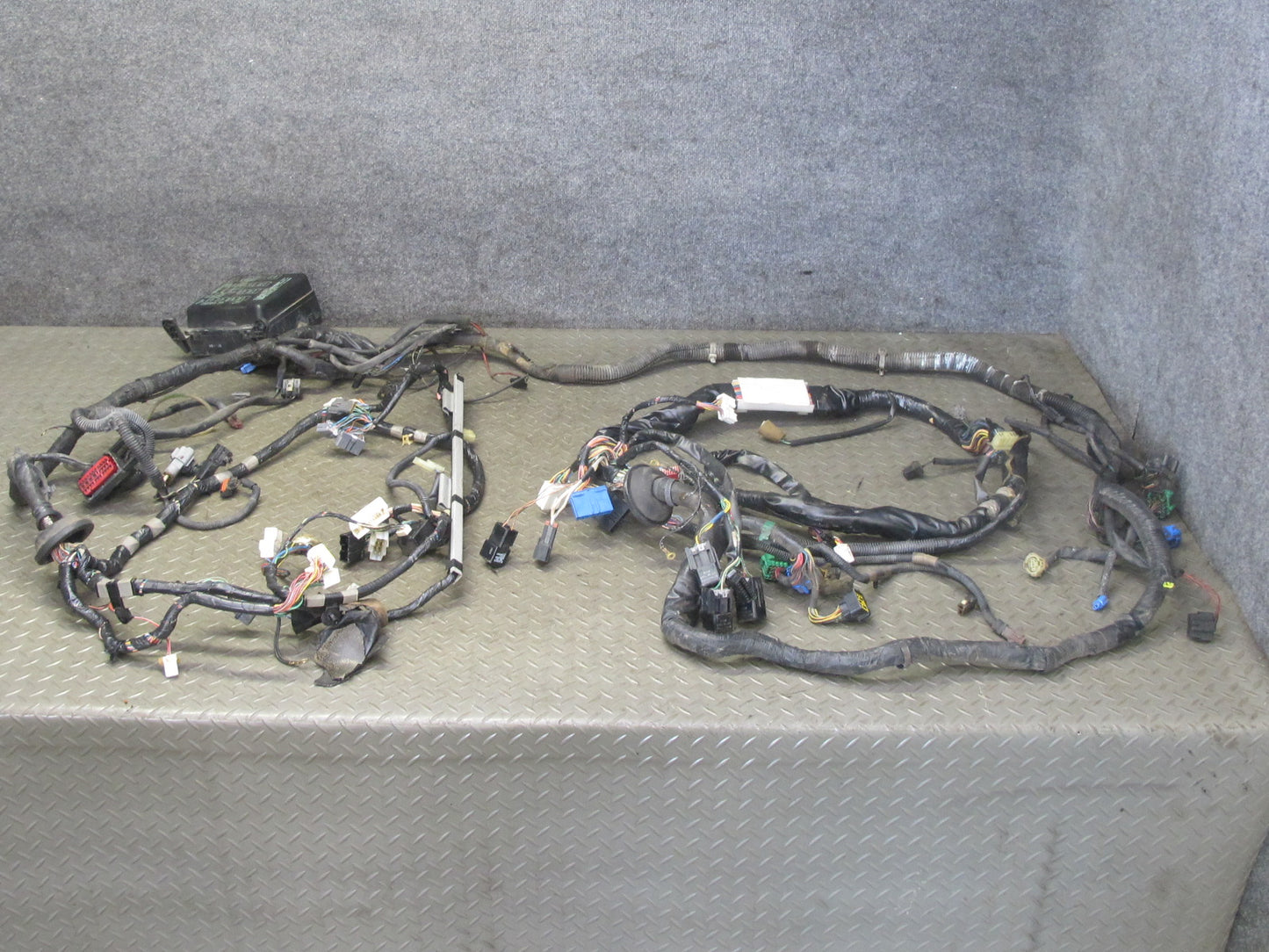 99-01 Isuzu Vehicross A/T Under Hood Engine Bay Wire Wiring Harness Fuse Box OEM