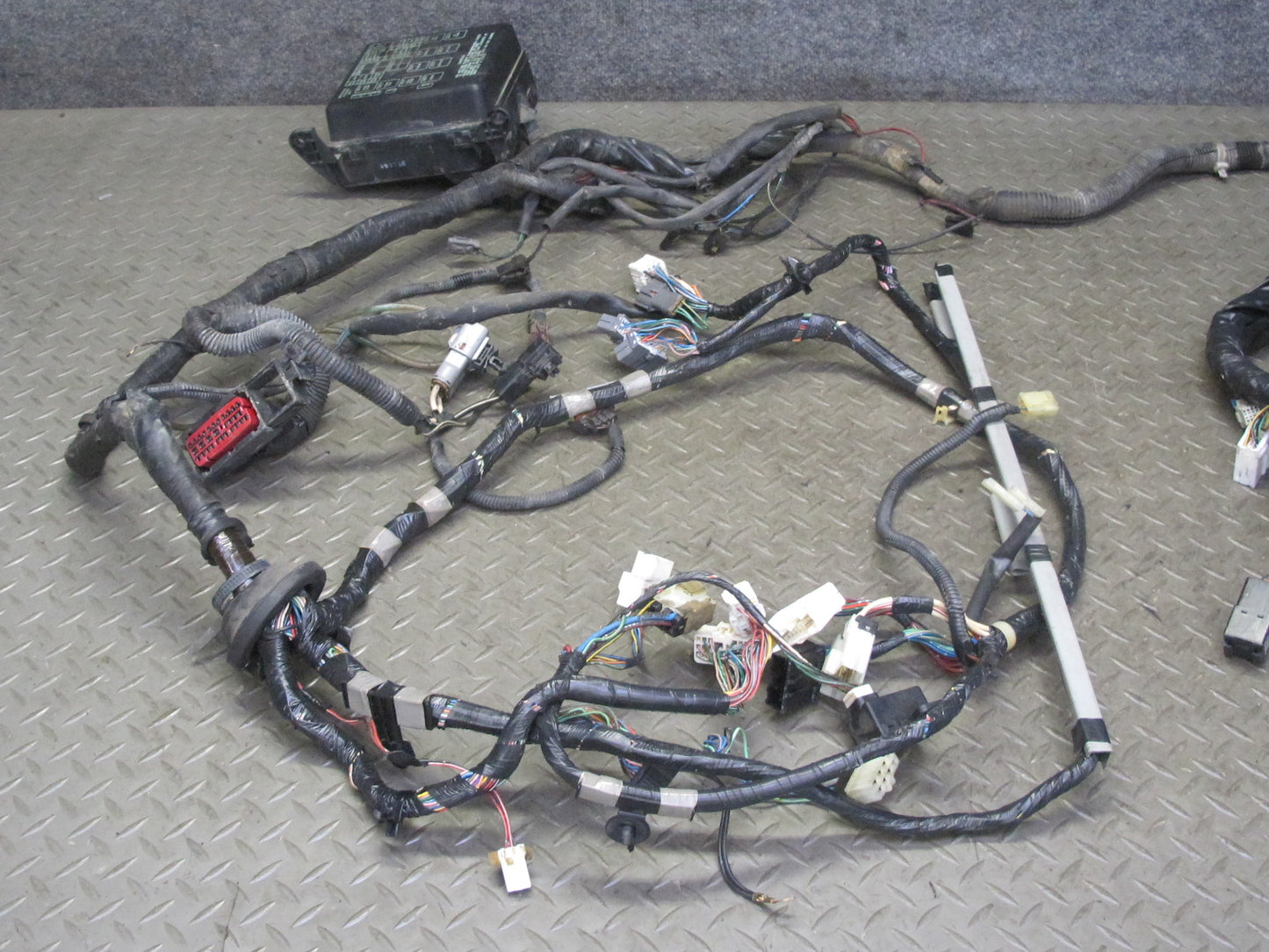 99-01 Isuzu Vehicross A/T Under Hood Engine Bay Wire Wiring Harness Fuse Box OEM