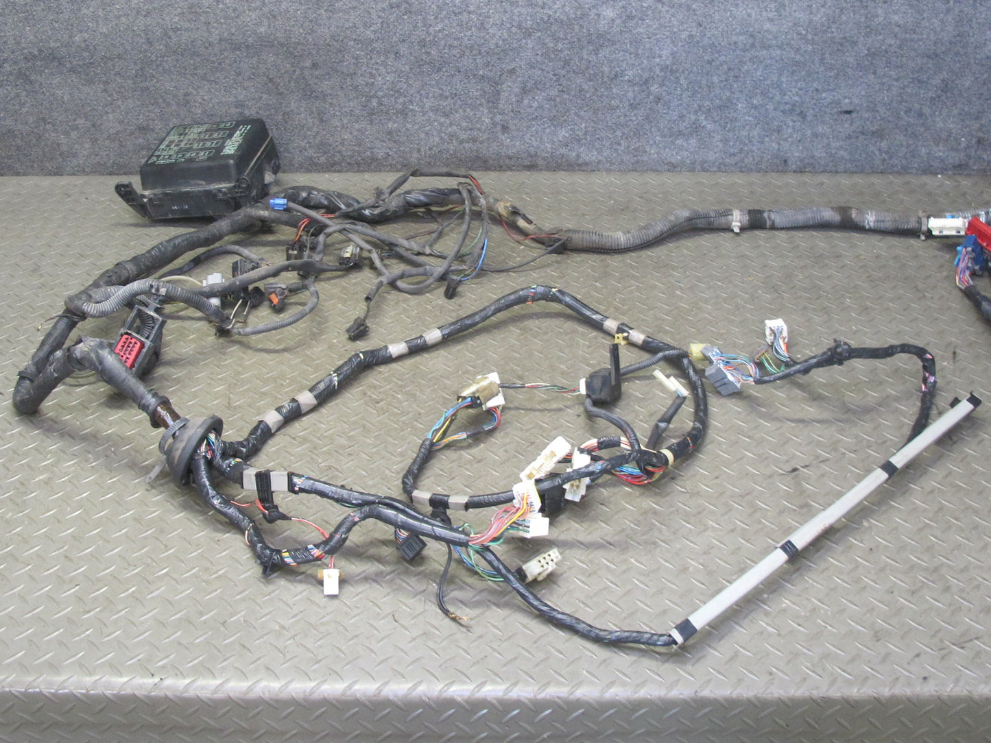 99-01 Isuzu Vehicross A/T Under Hood Engine Bay Wire Wiring Harness Fuse Box OEM