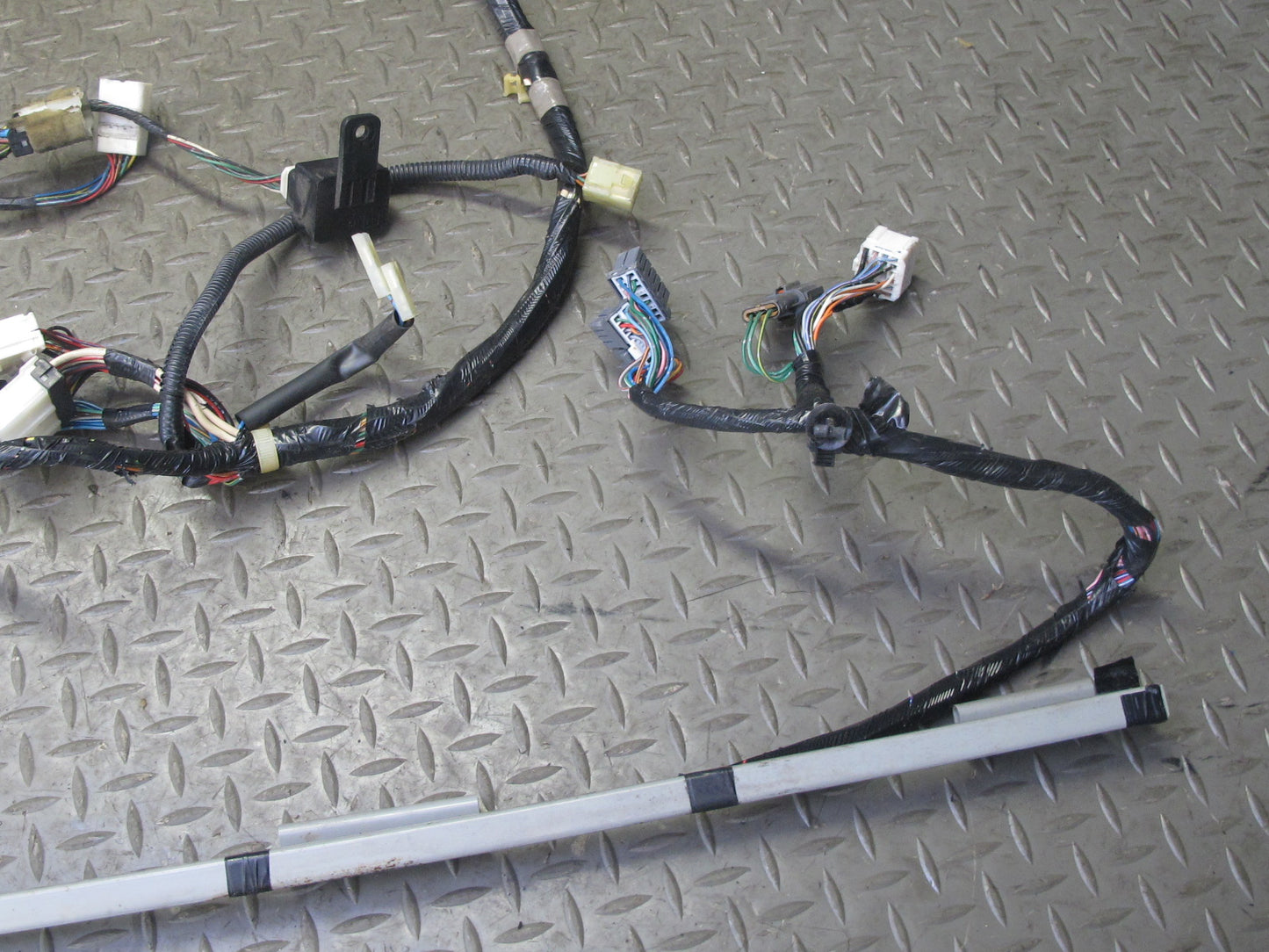 99-01 Isuzu Vehicross A/T Under Hood Engine Bay Wire Wiring Harness Fuse Box OEM