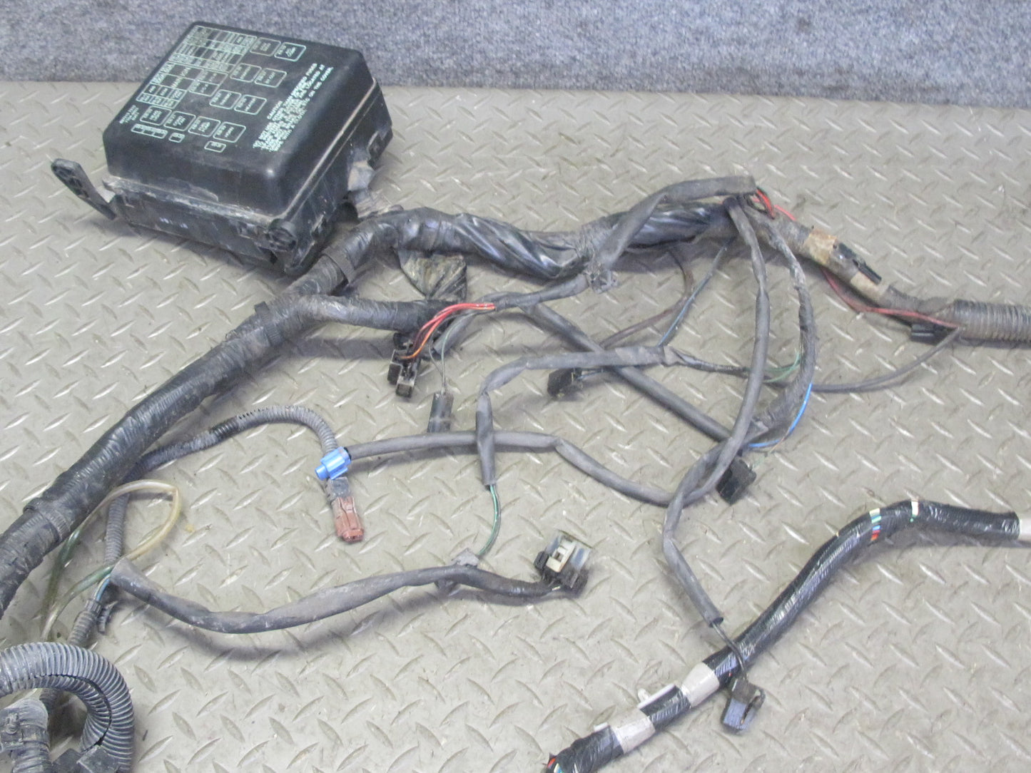 99-01 Isuzu Vehicross A/T Under Hood Engine Bay Wire Wiring Harness Fuse Box OEM