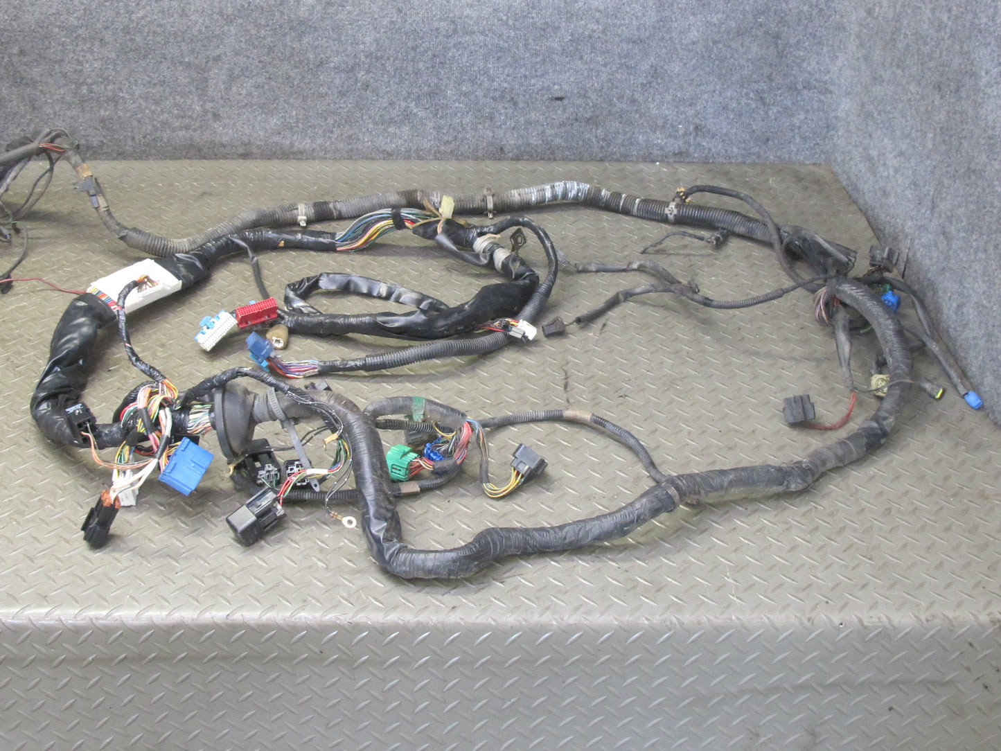 99-01 Isuzu Vehicross A/T Under Hood Engine Bay Wire Wiring Harness Fuse Box OEM