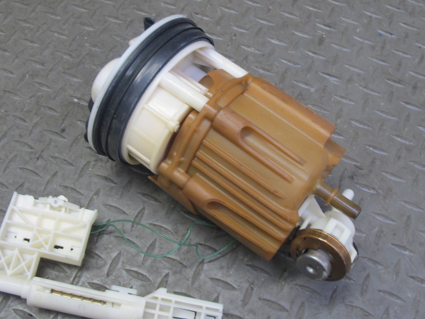 2002-2005 Porsche 911 Carrera 996 3.6L RWD Fuel Gas Pump Level Sensor Assembly