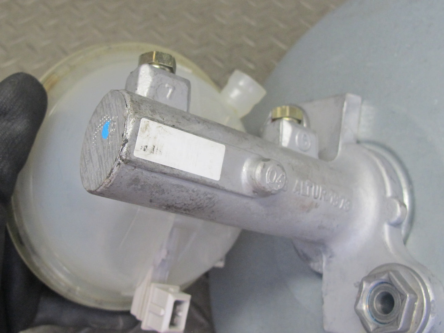 1999-2005 Porsche 911 Carrera 996 Brake Master Cylinder Booster Fluid Reservoir