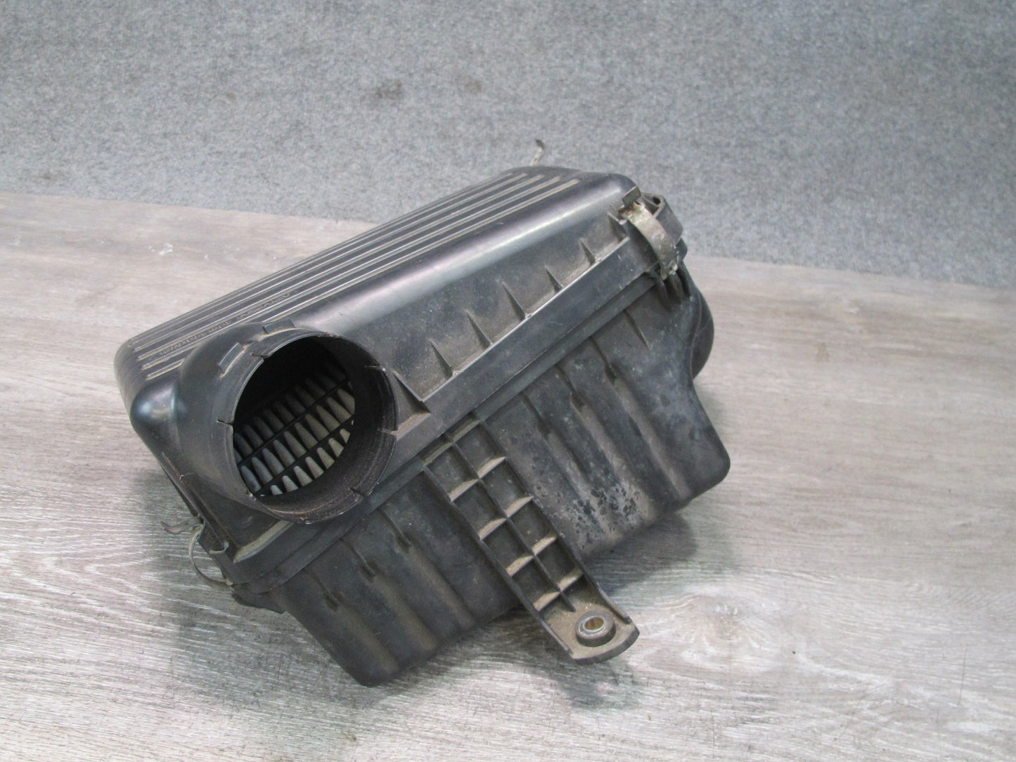 99-01 Isuzu Vehicross 3.5L Engine Air Intake Cleaner Filter Box 8971606030 OEM