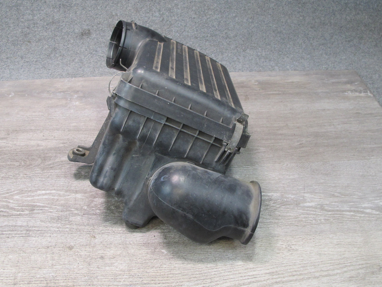 99-01 Isuzu Vehicross 3.5L Engine Air Intake Cleaner Filter Box 8971606030 OEM