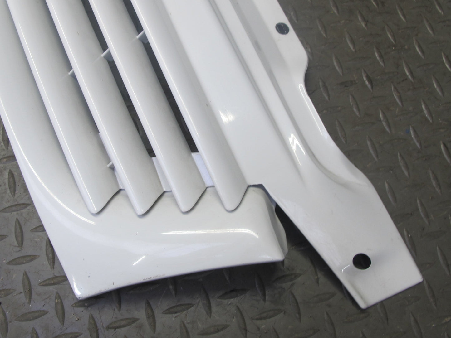 99-03 VW Eurovan T4 Front Radiator Upper Grille Arctic White w Emblem OEM