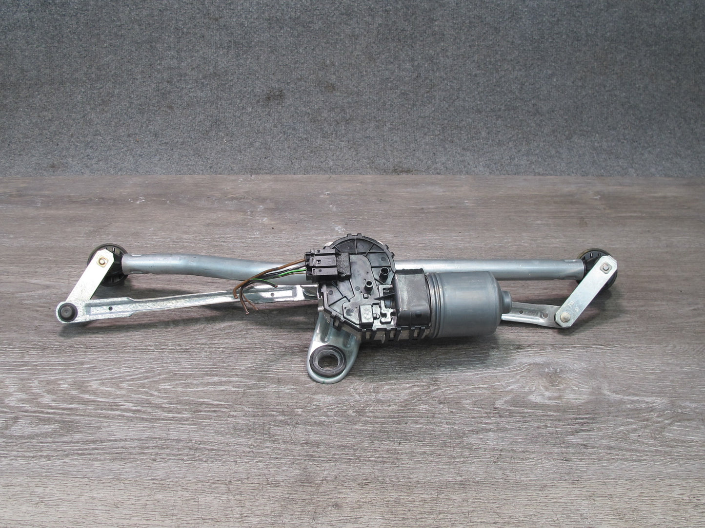 01-06 BMW E46 325Ci 330Ci Windshield Wiper Transmission Linkage w Motor OEM