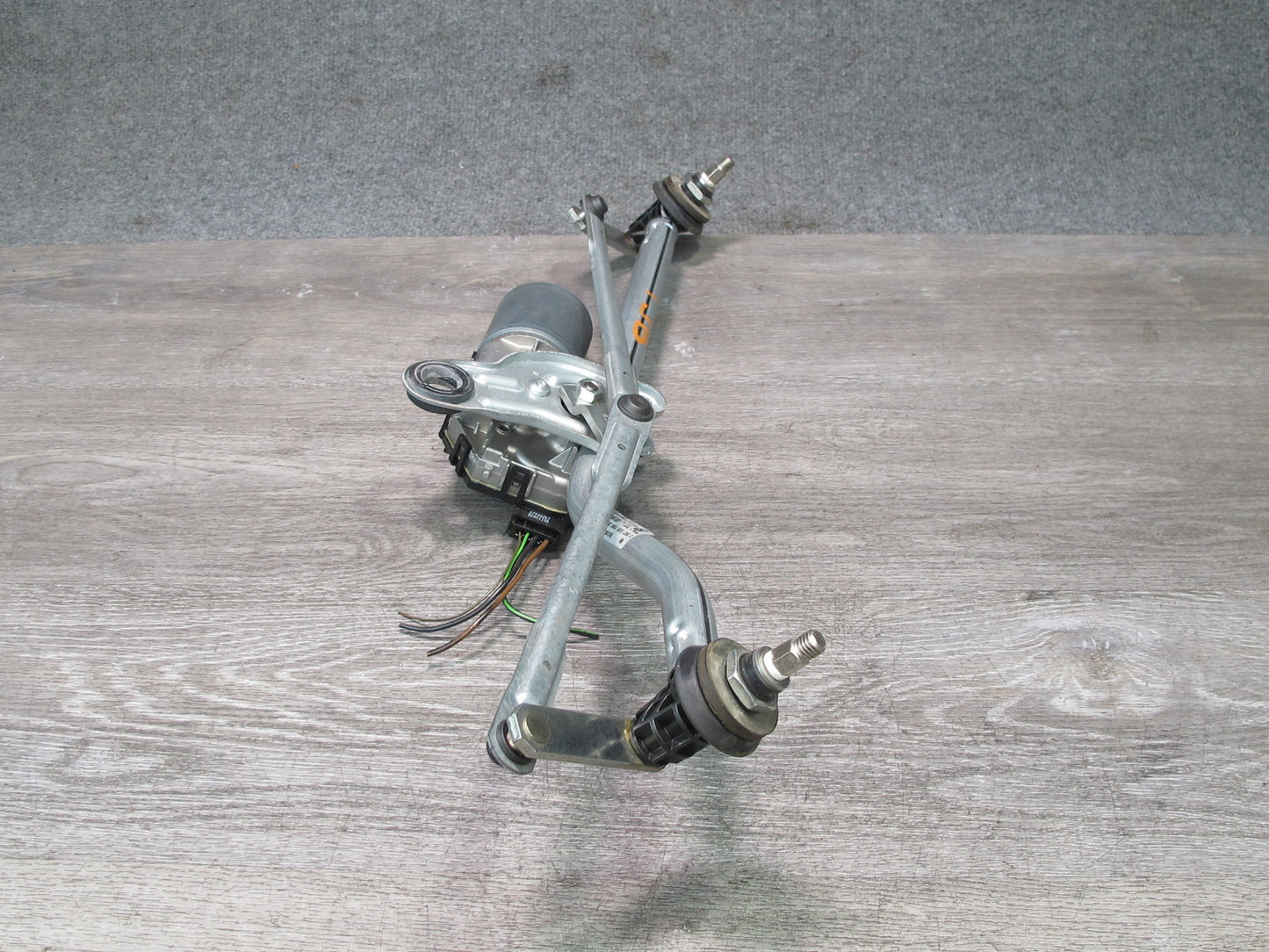 01-06 BMW E46 325Ci 330Ci Windshield Wiper Transmission Linkage w Motor OEM