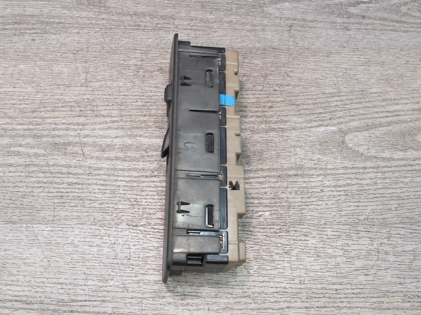 2005-2007 Hummer H2 Front Right Door Power Window Switch w Trim 15262336