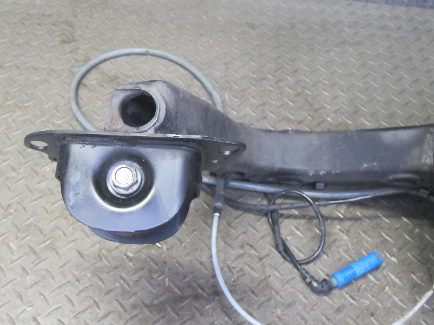 01-06 BMW E46 330i 330Ci RWD Rear Right Knuckle Wheel Hub Trailing Arm OEM