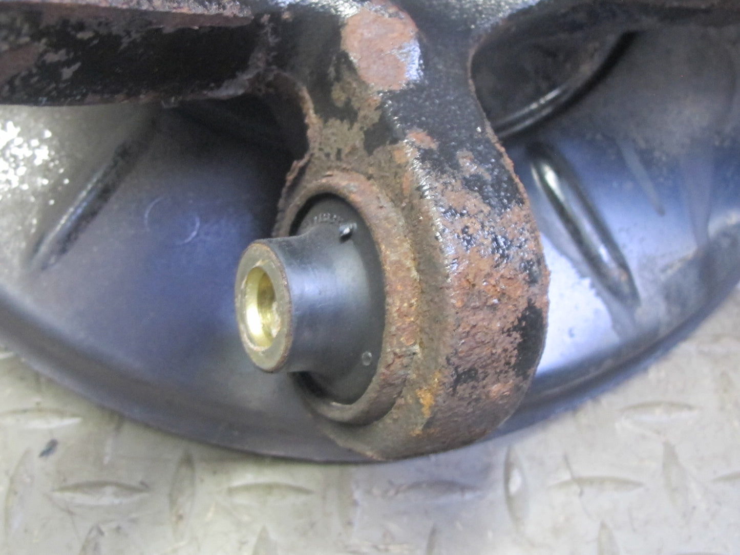 96-97 BMW E36 328iC Convertible RWD Rear Left Trailing Arm Knuckle Wheel Hub OEM
