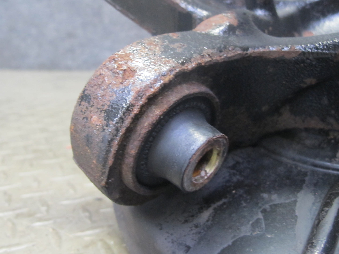 96-97 BMW E36 328iC Convertible RWD Rear Left Trailing Arm Knuckle Wheel Hub OEM