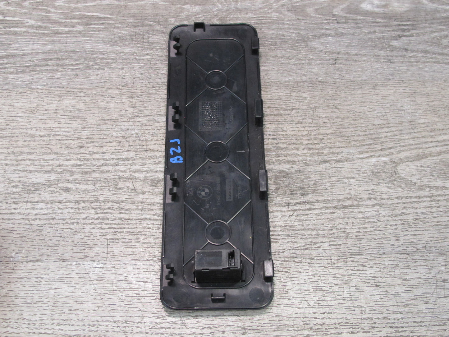 03-08 BMW E85 Z4 Dash Front Lower Trim Cover Panel w AUX Black 7053091 OEM