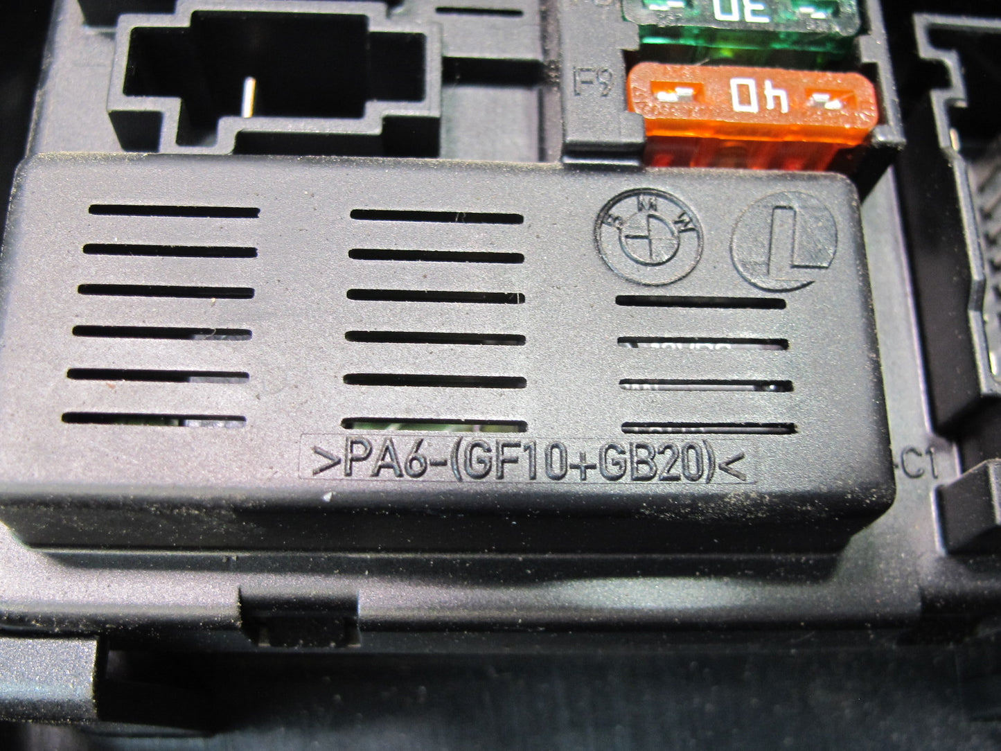 06-08 BMW E86 E85 Z4 N52 3.0L Power Distribution Fuse Relay Box w Housing OEM