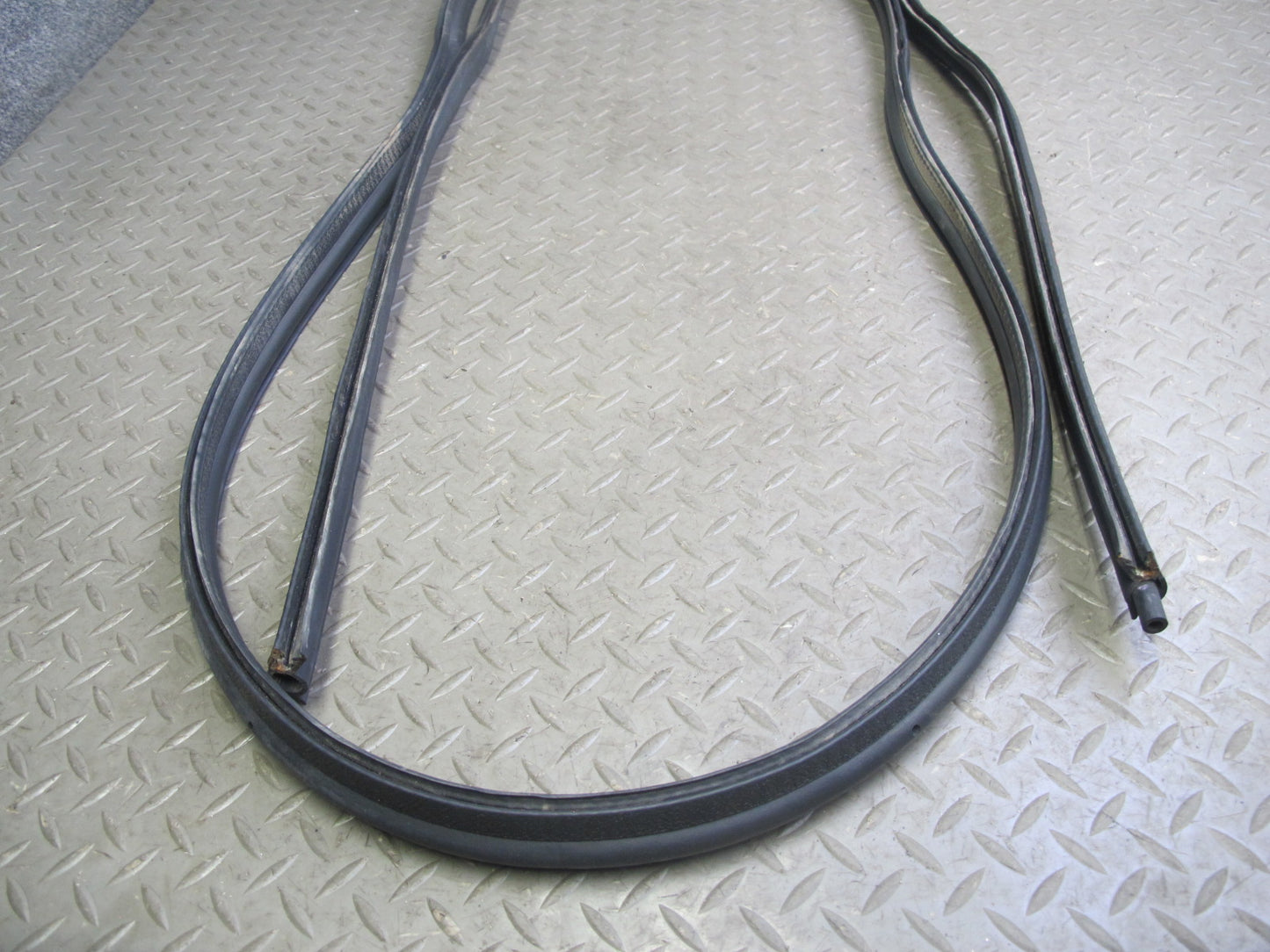 2003-2009 Hummer H2 Rear Trunk Tailgate Liftgate Weatherstrip Rubber Seal Gasket