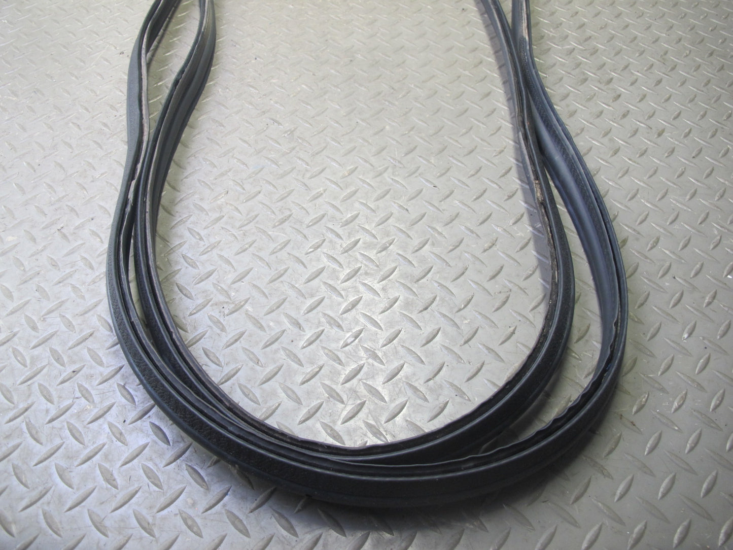 2003-2009 Hummer H2 Rear Trunk Tailgate Liftgate Weatherstrip Rubber Seal Gasket