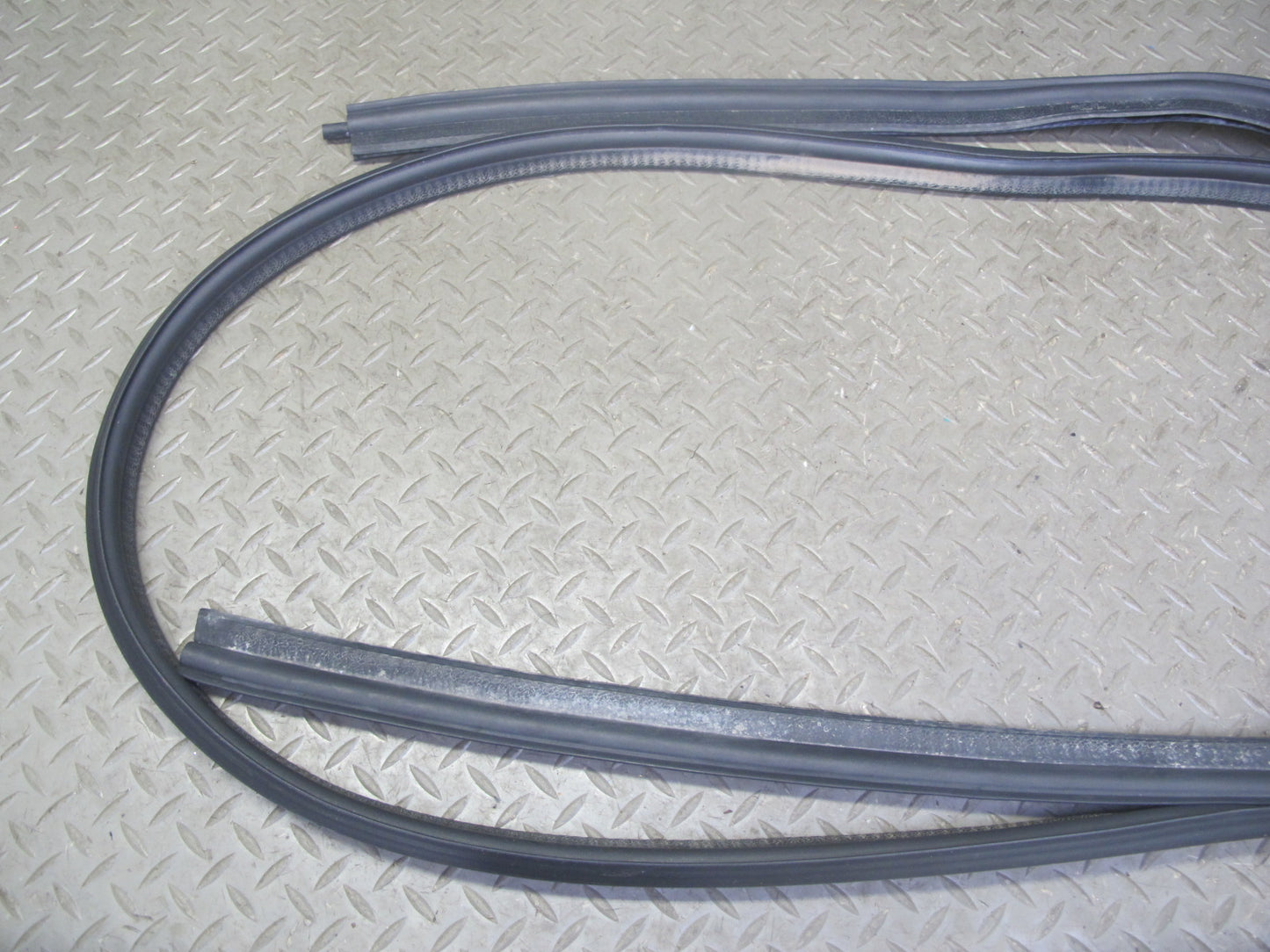 2003-2009 Hummer H2 Rear Trunk Tailgate Liftgate Weatherstrip Rubber Seal Gasket