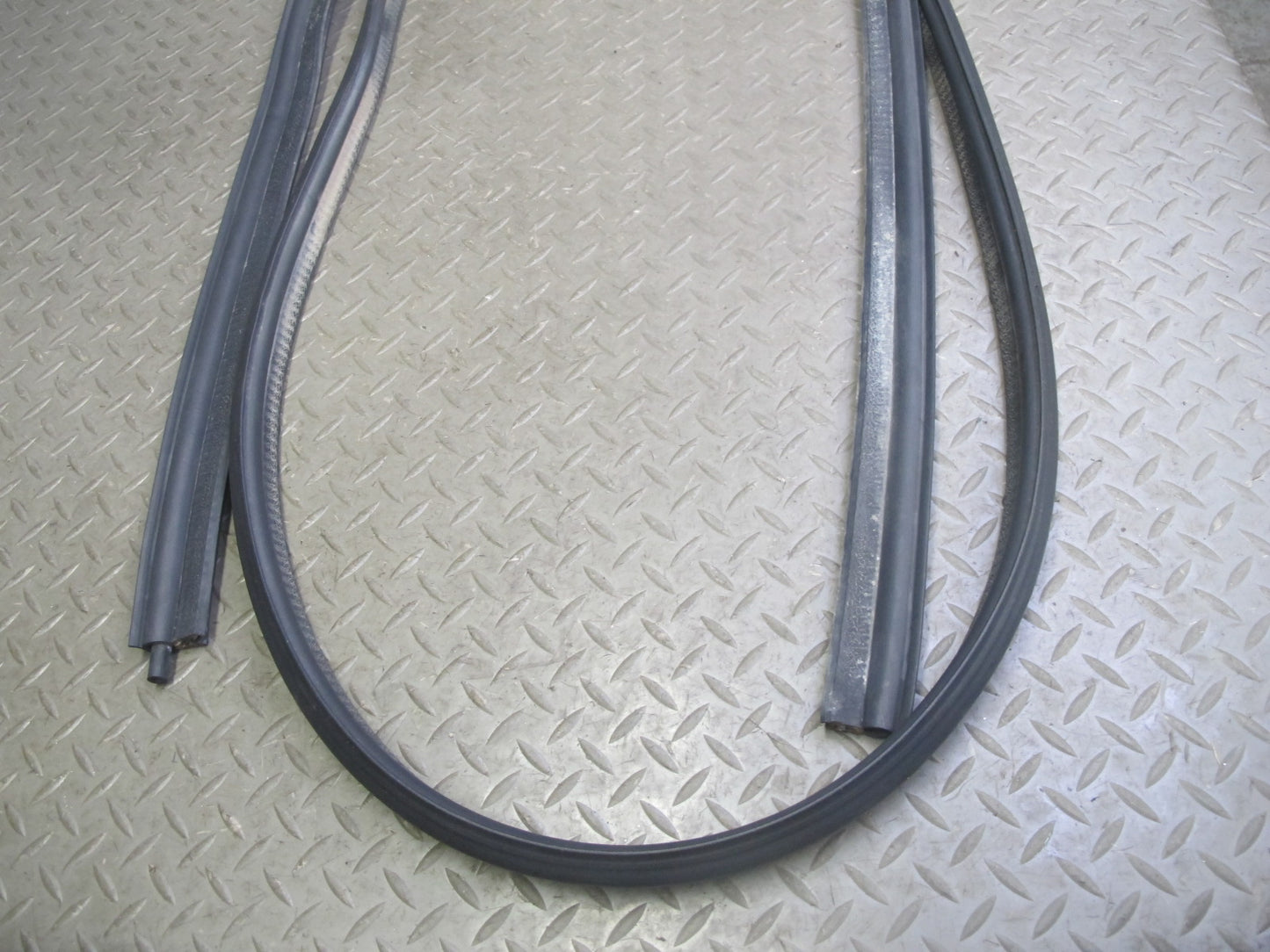 2003-2009 Hummer H2 Rear Trunk Tailgate Liftgate Weatherstrip Rubber Seal Gasket