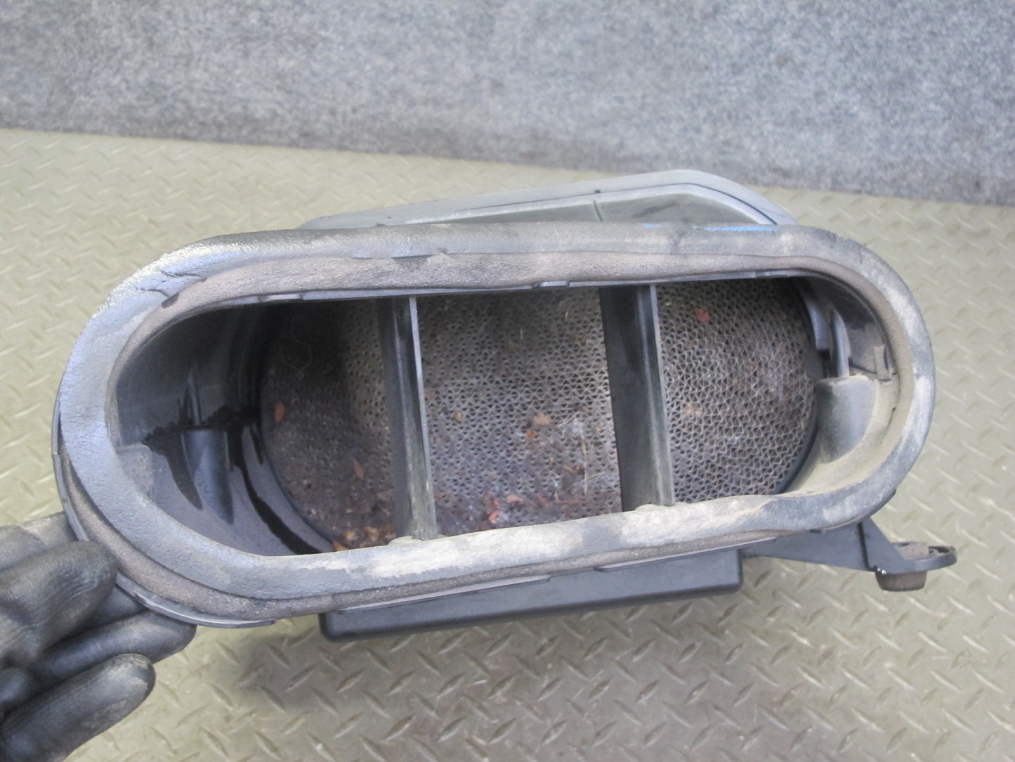 2003-2007 Hummer H2 6.0L Air Intake Cleaner Filter Box Housing