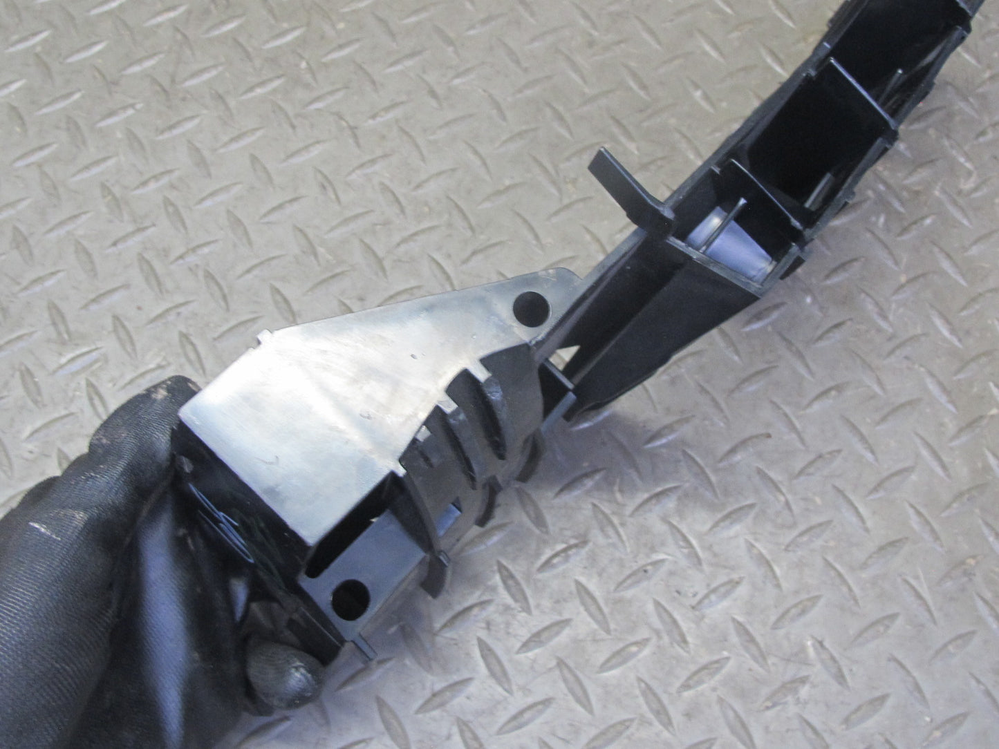06-08 BMW E85 Z4 Roadster Rear Right Lateral Trim Panel Mount Bracket OEM