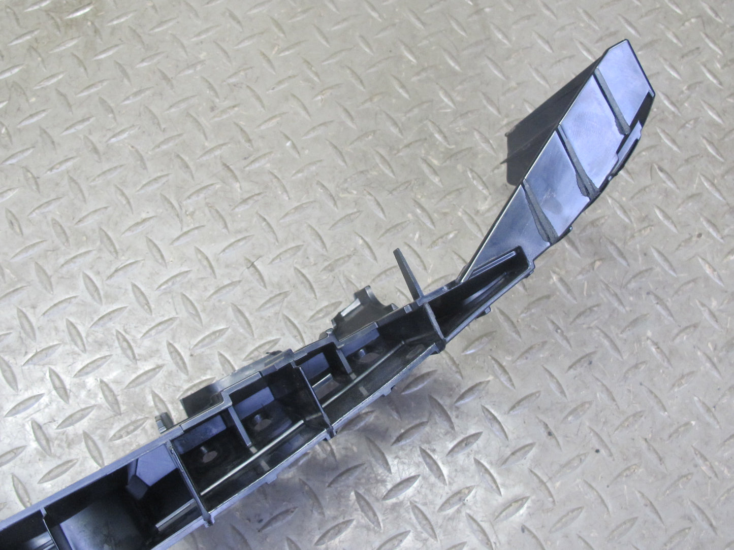 06-08 BMW E85 Z4 Roadster Rear Right Lateral Trim Panel Mount Bracket OEM