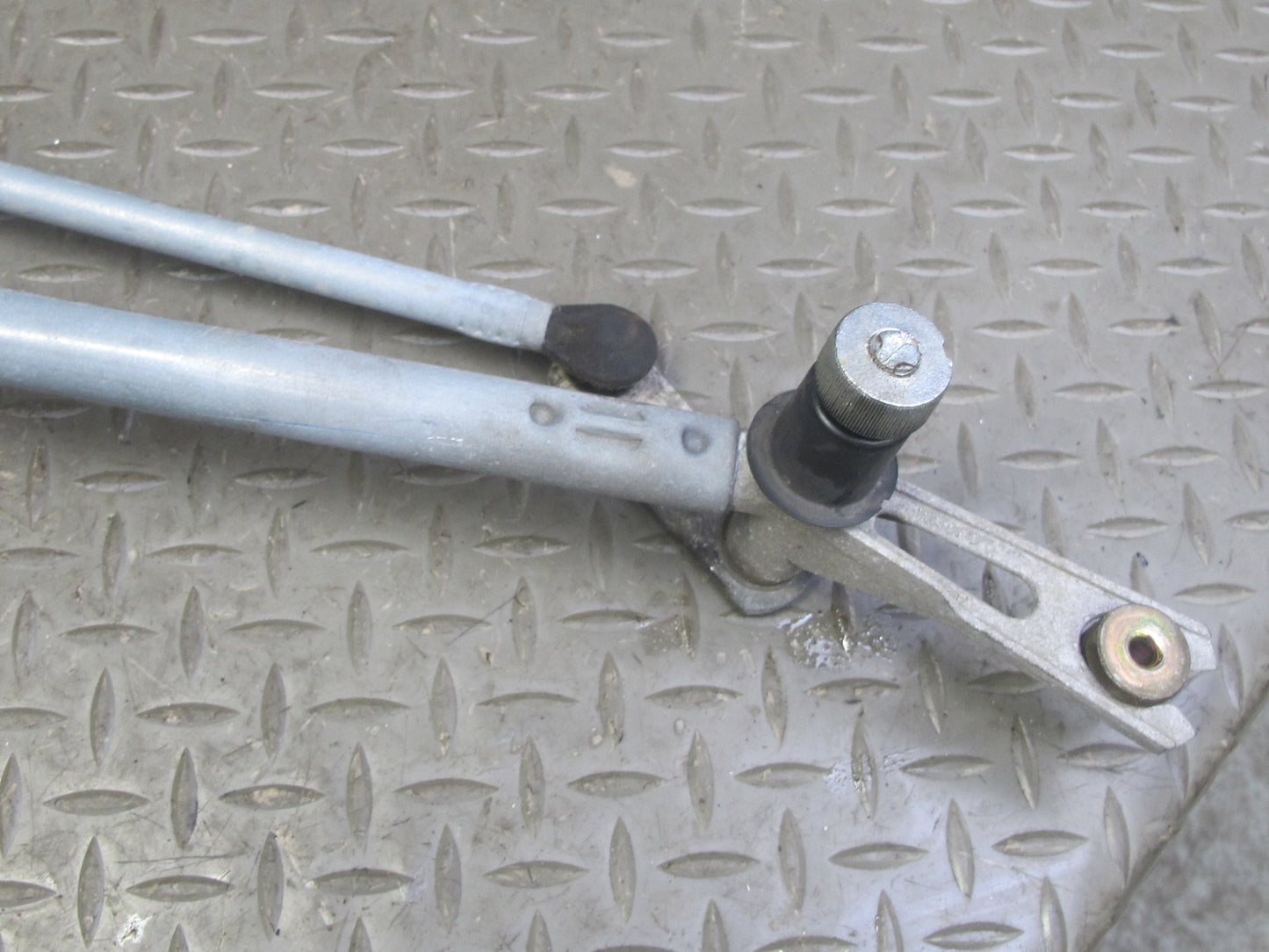 2003-2007 Hummer H2 Windshield Wiper Transmission Linkage w Motor 15252855