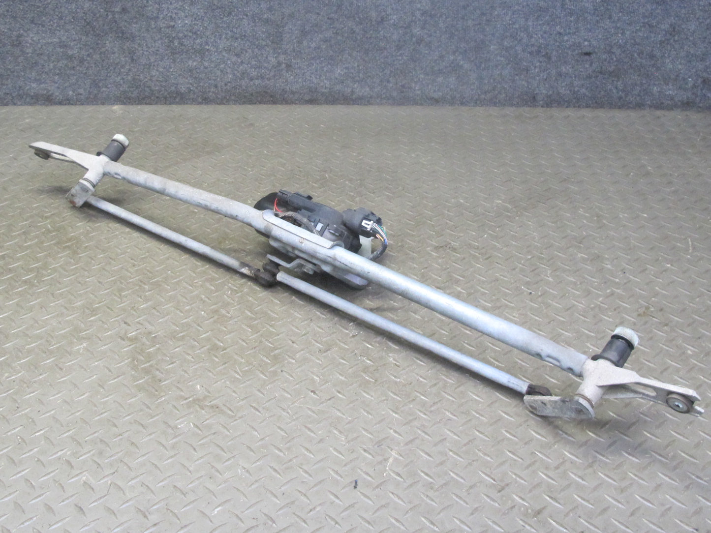 2003-2007 Hummer H2 Windshield Wiper Transmission Linkage w Motor 15252855