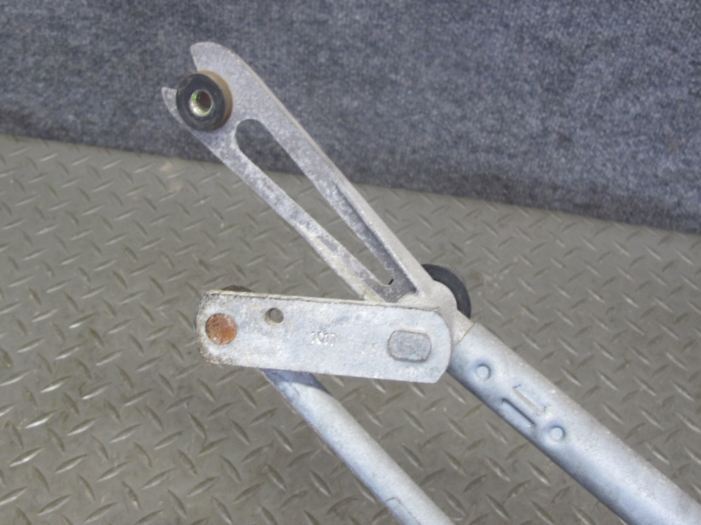 2003-2007 Hummer H2 Windshield Wiper Transmission Linkage w Motor 15252855